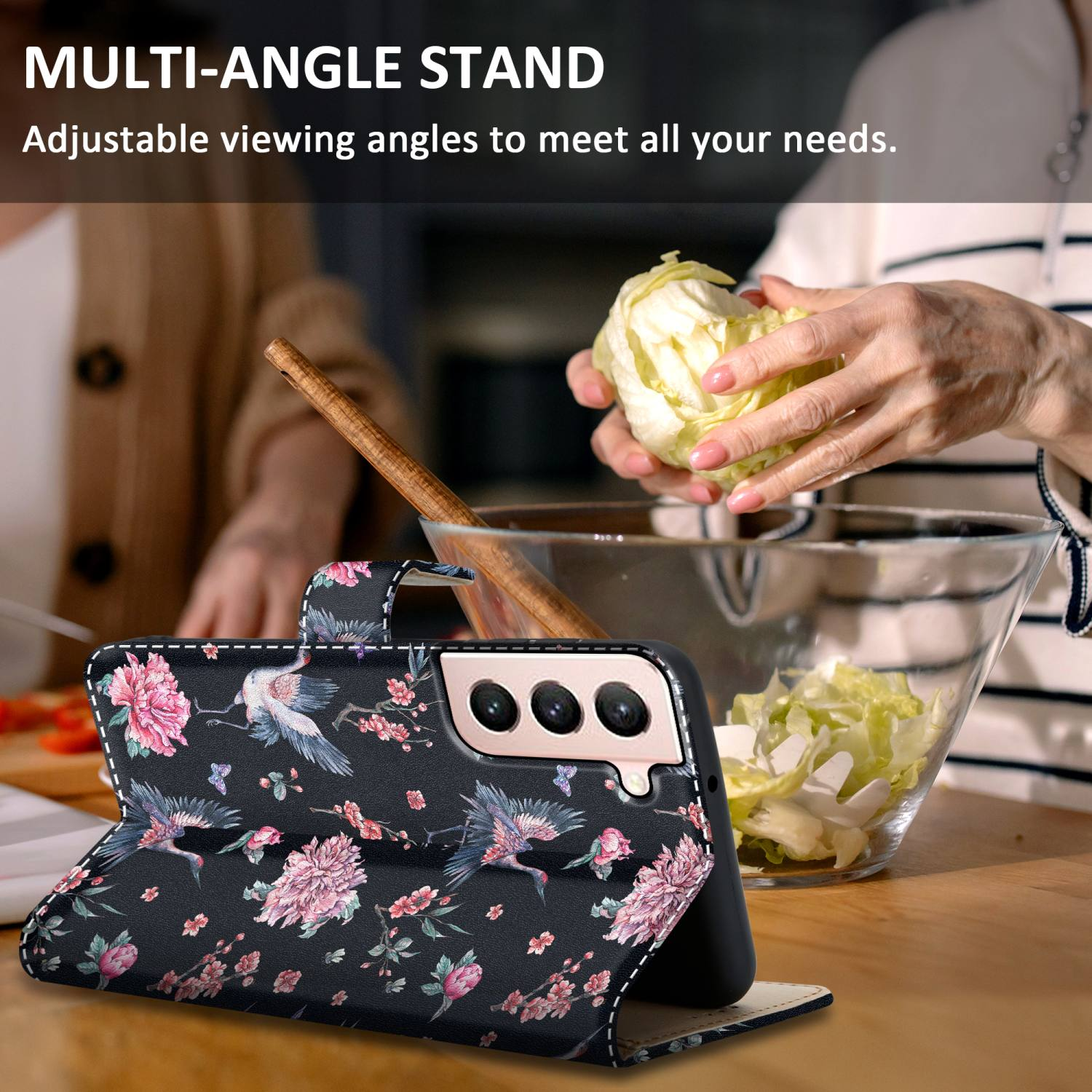 Telefono in una custodia floreale, davanti a una donna che prepara il cibo. Il testo dice 'Multi-Angle Stand'.