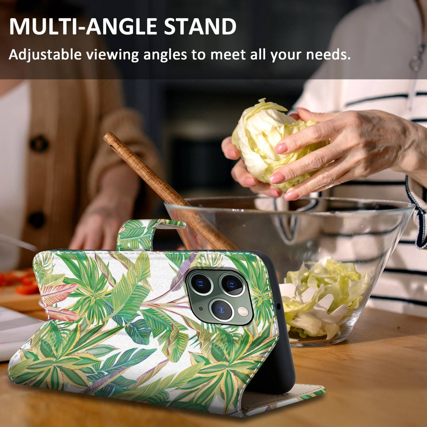 Custodia per telefono con design floreale, una donna che prepara un'insalata sullo sfondo e un cucchiaio di legno.