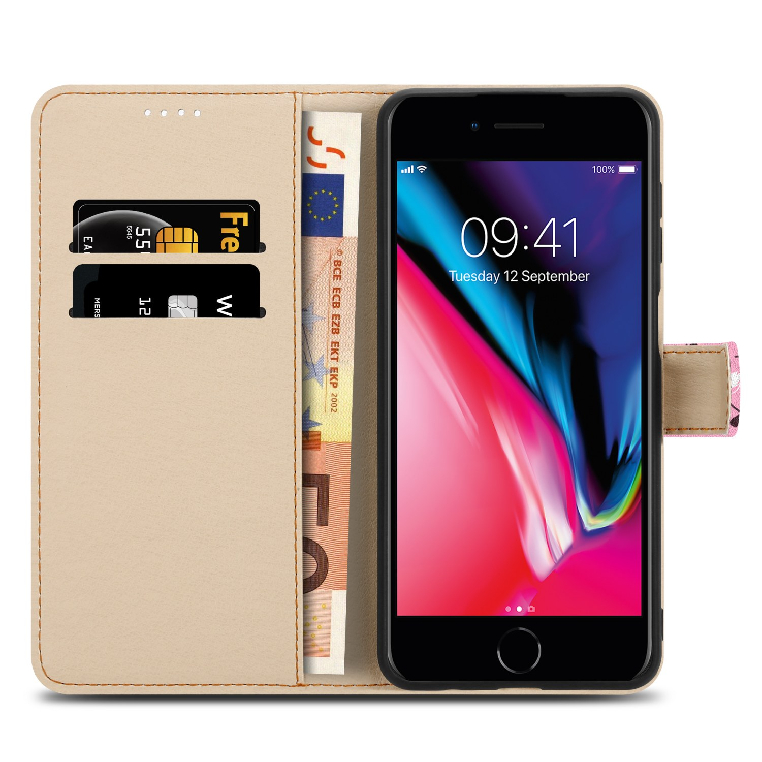 Un telefono in una custodia a portafoglio beige. Lo schermo del telefono mostra l'ora e la data. Ci sono carte ed euro all'interno.
