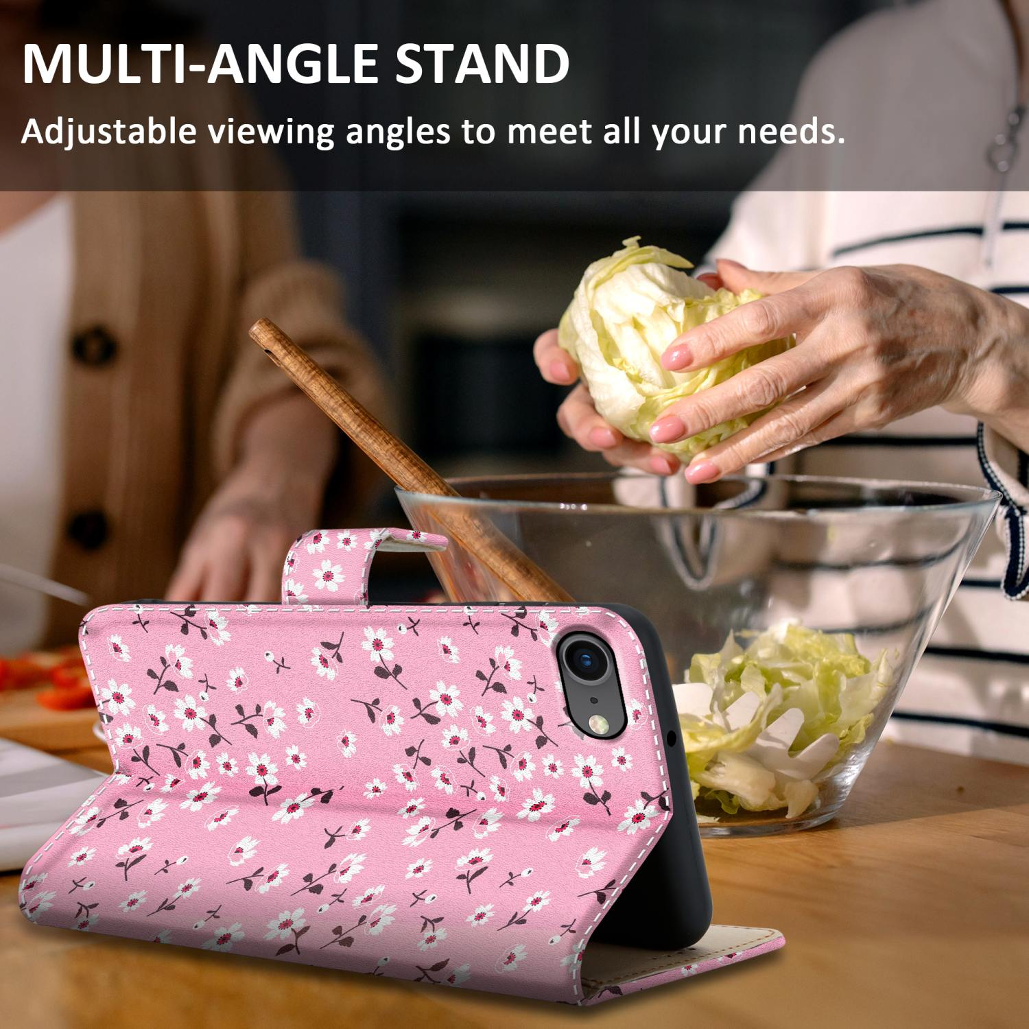 Una custodia per telefono con un design floreale è aperta. Qualcuno sta preparando il cibo sullo sfondo sfocato.