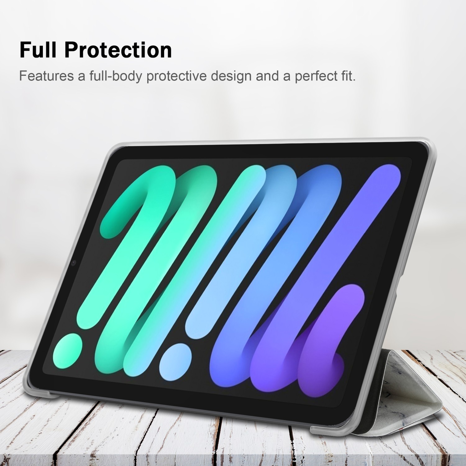 Tablet con custodia su una superficie in legno. Testo Protezione completa. Il tablet è in piedi.