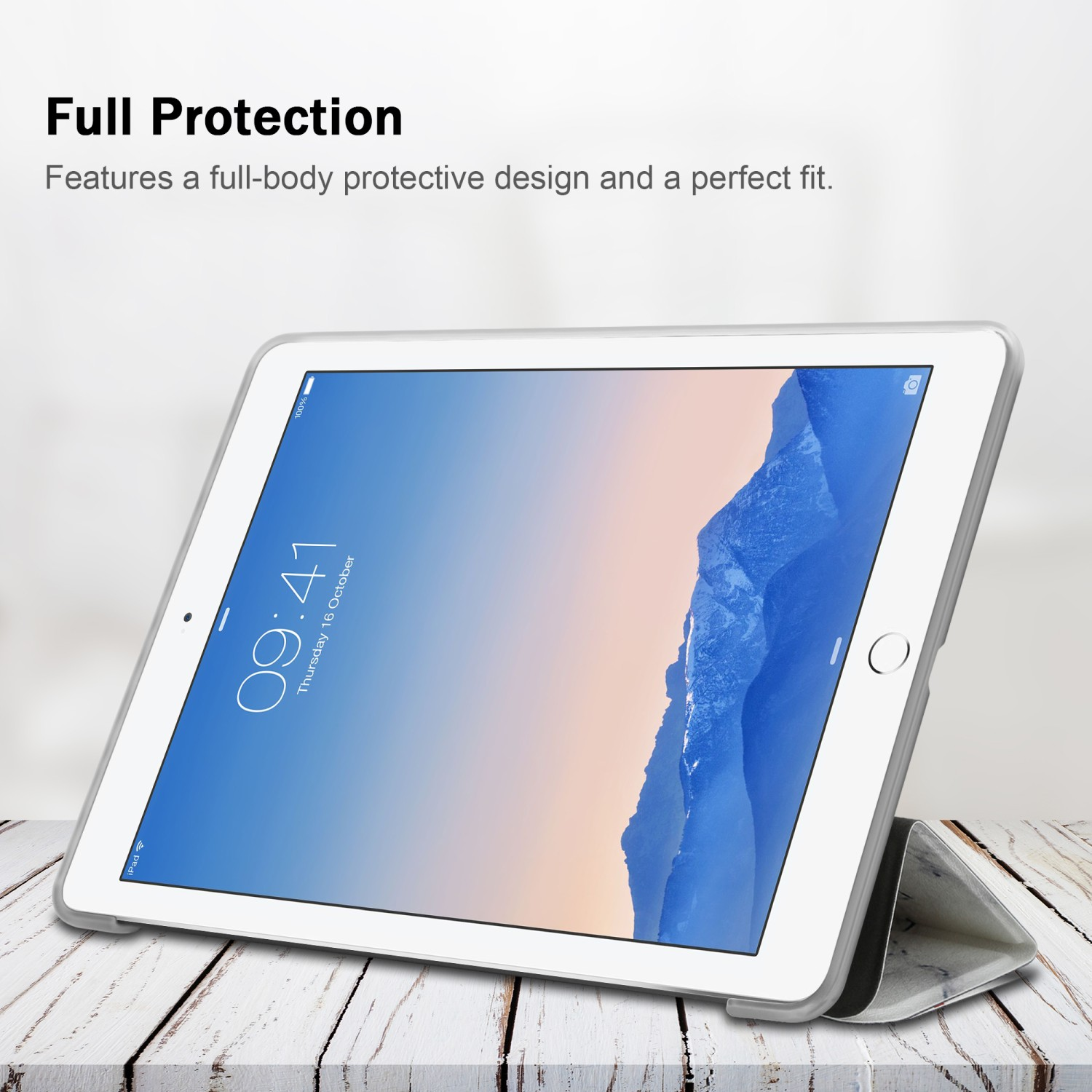 Tablet bianco in una custodia su un tavolo di legno. Testo: Protezione completa. Sfondo bianco.