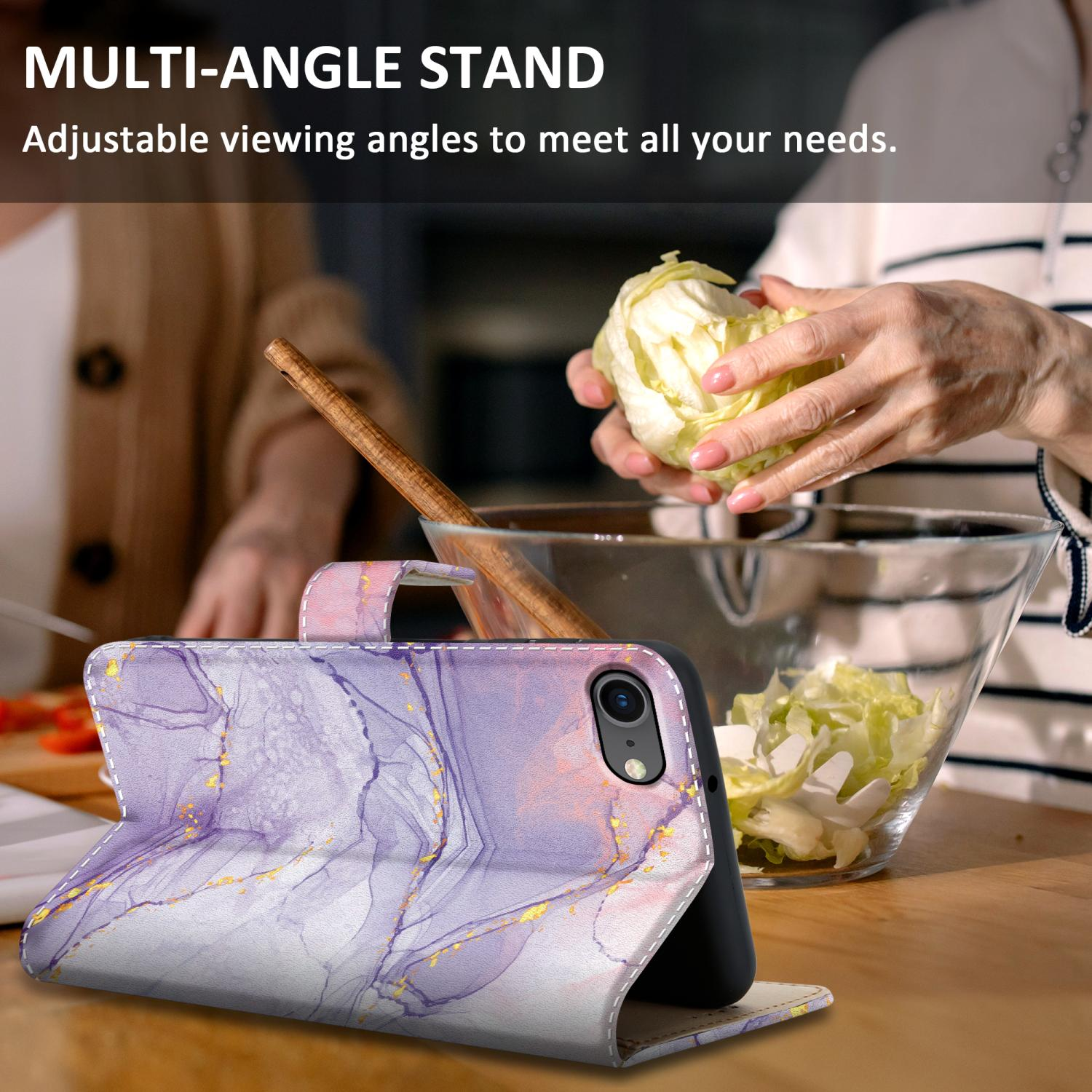 Custodia per telefono con design marmorizzato, aperta con un telefono all'interno. Donna cucina sullo sfondo.