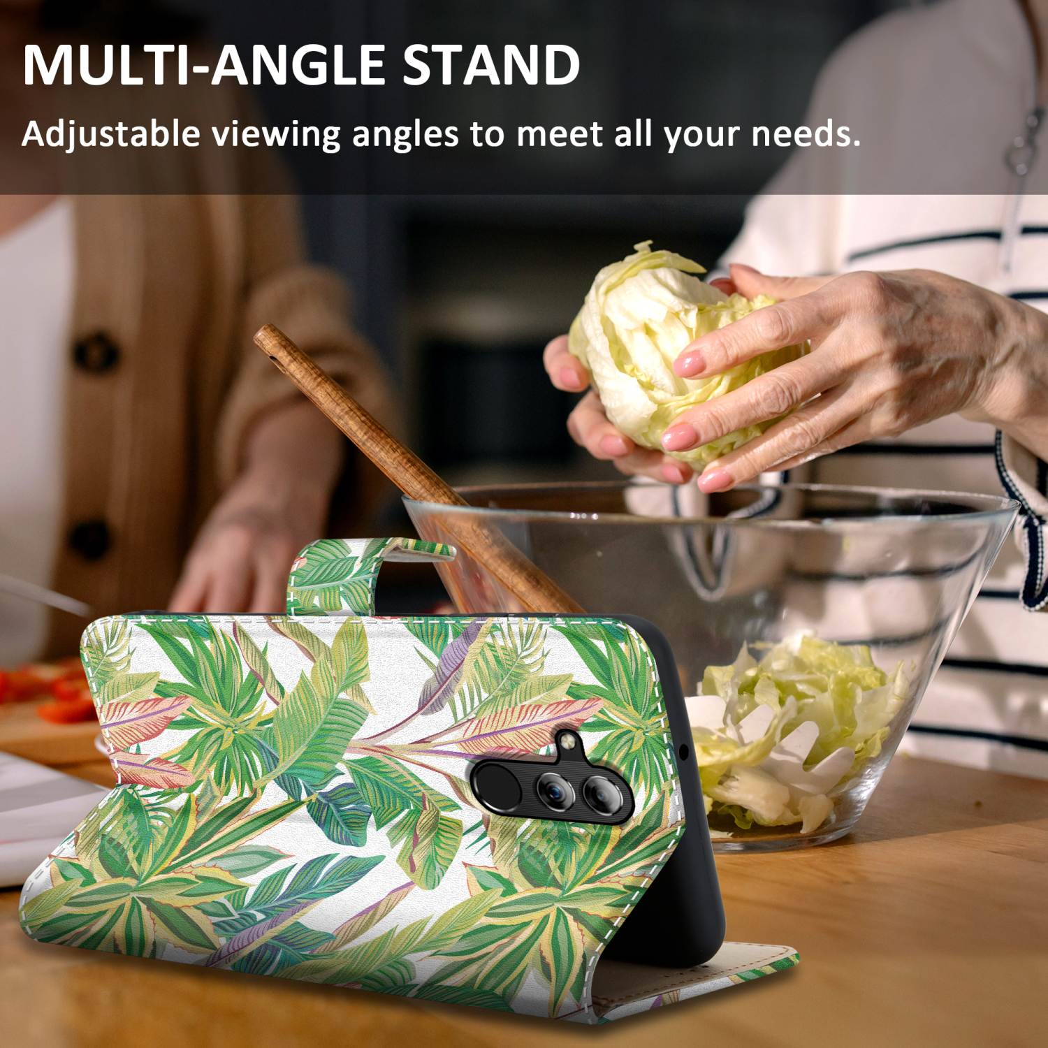 Custodia con design a foglie tropicali, telefono in orizzontale. Donna sullo sfondo che cucina.
