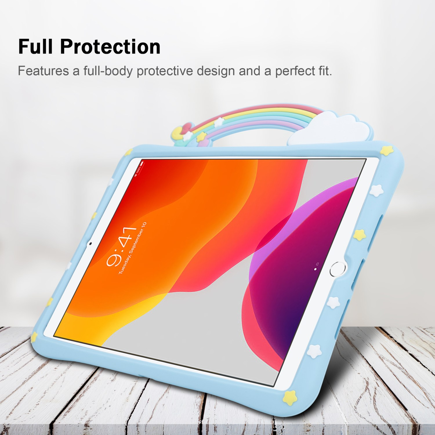 Blaue Tablethülle mit Regenbogen- und Wolkenmuster. Die Hülle liegt auf einer Holzoberfläche.