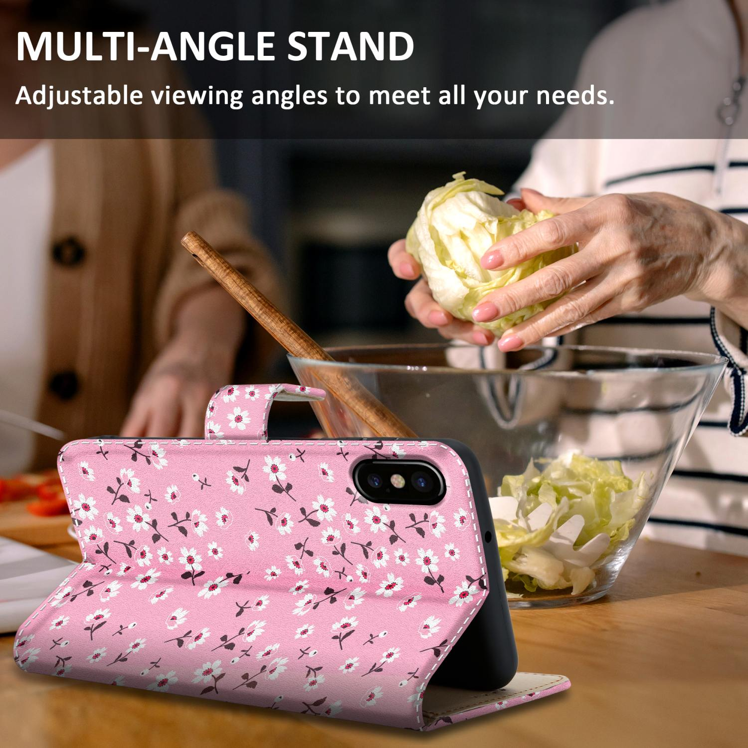 Custodia per telefono floreale rosa, telefono all'interno, supporto multi-angolo. Donna sullo sfondo che taglia verdure.