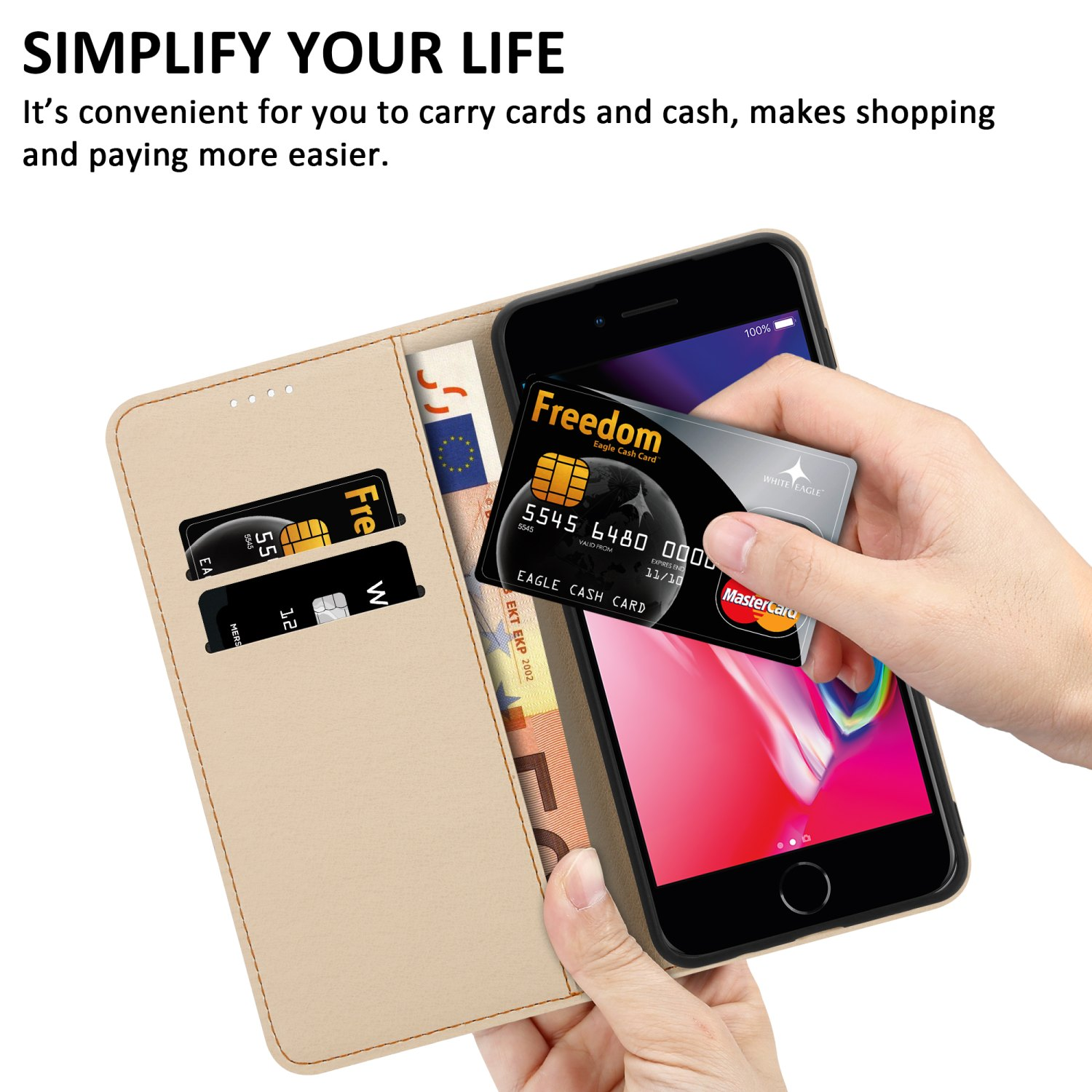 Custodia per telefono con carte e contanti. Mano che tiene una carta di credito accanto al telefono.