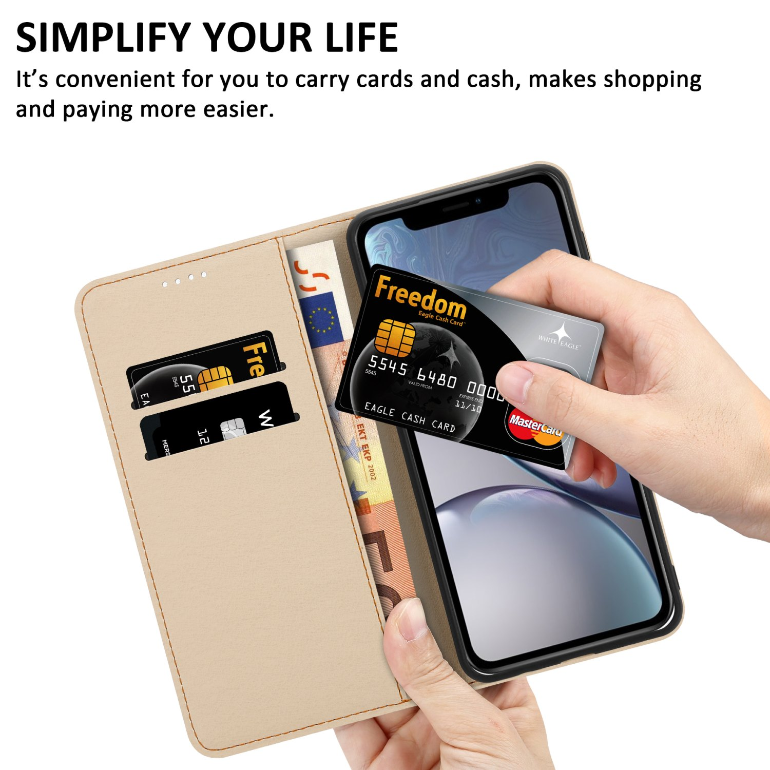 Telefono in una custodia con carte di credito e contanti. Mano che tiene una carta. Sfondo beige.
