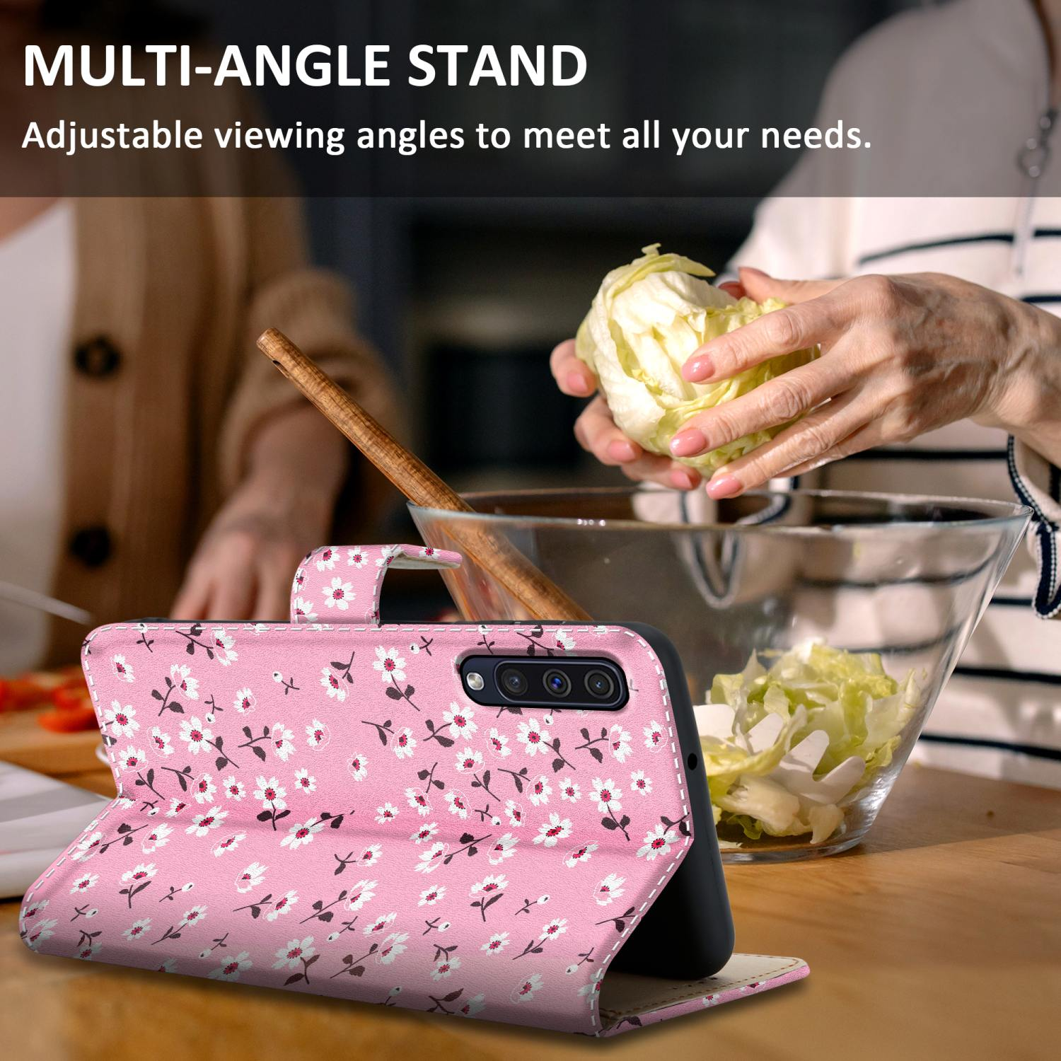 Una custodia per telefono rosa floreale è aperta su un tavolo di legno. Una persona sta preparando cibo sullo sfondo.
