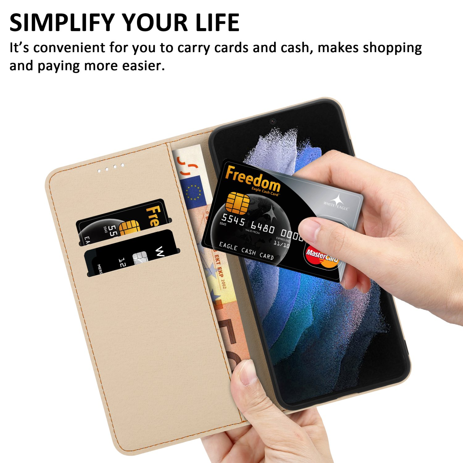 Custodia a portafoglio beige con telefono, contanti e carte di credito. Una mano tiene una carta di credito. Su sfondo bianco.