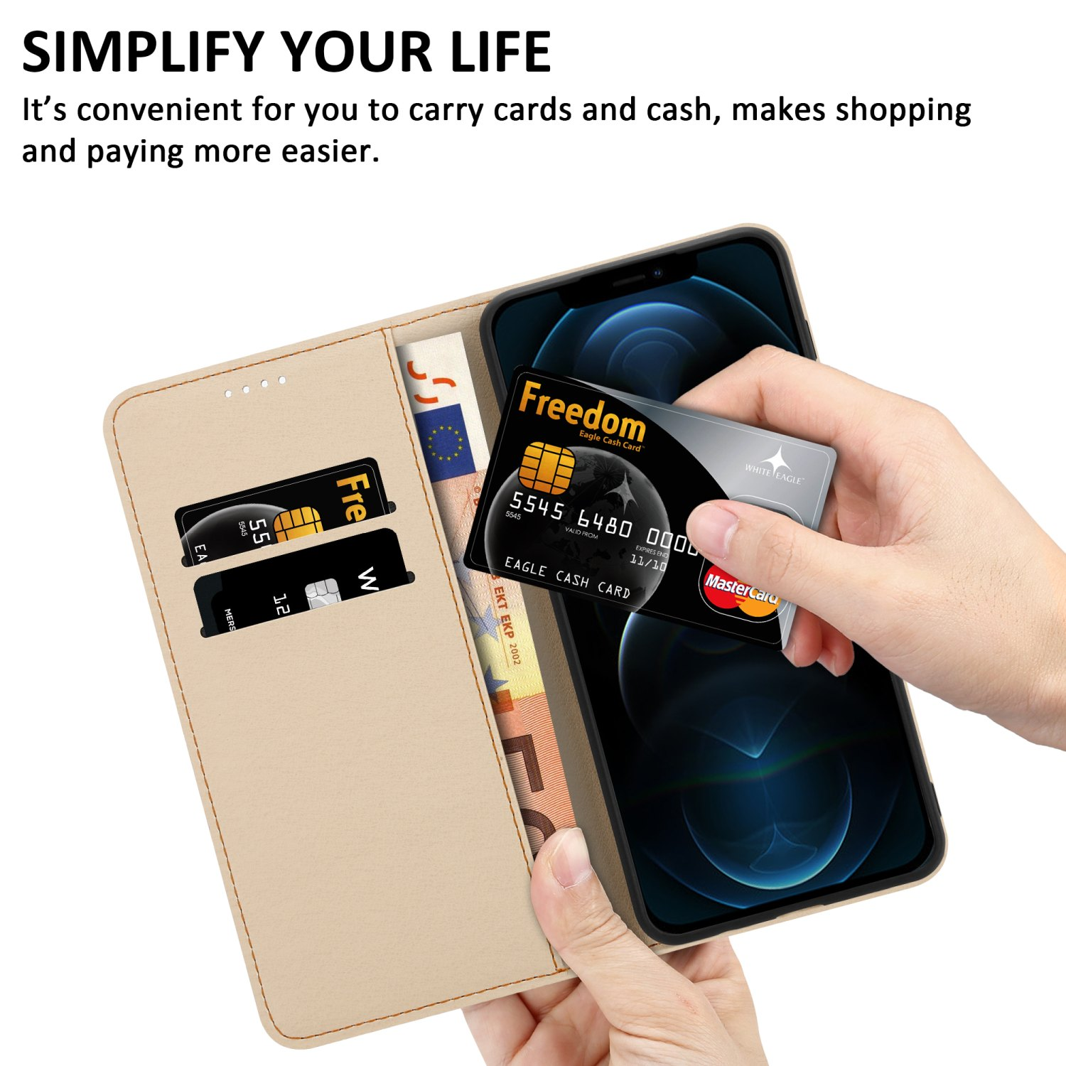 Mano che tiene un telefono con una custodia, aperta. Carte e denaro all'interno. Sfondo bianco. Semplifica la tua vita testo.