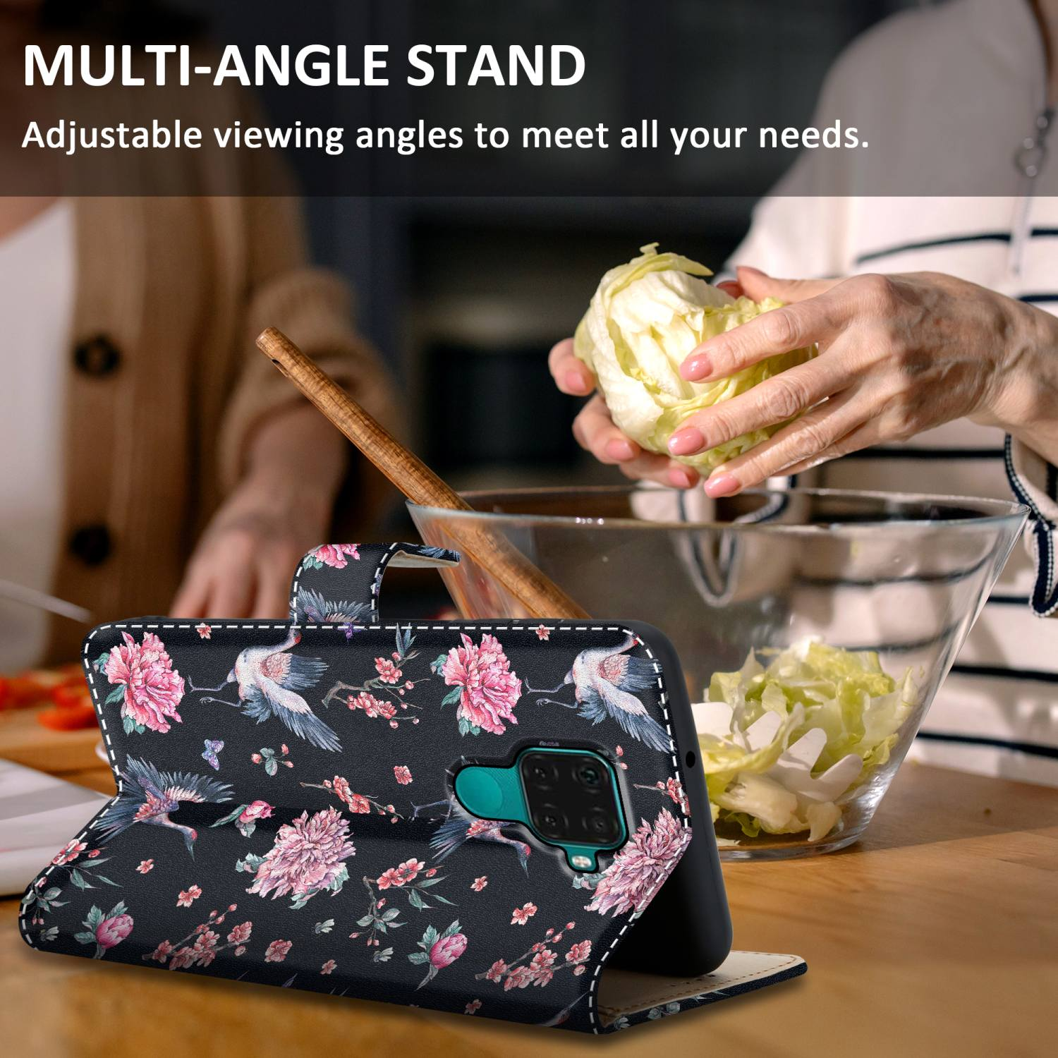 Una donna con una custodia per telefono floreale in cucina, che prepara il cibo. La custodia ha un design floreale.
