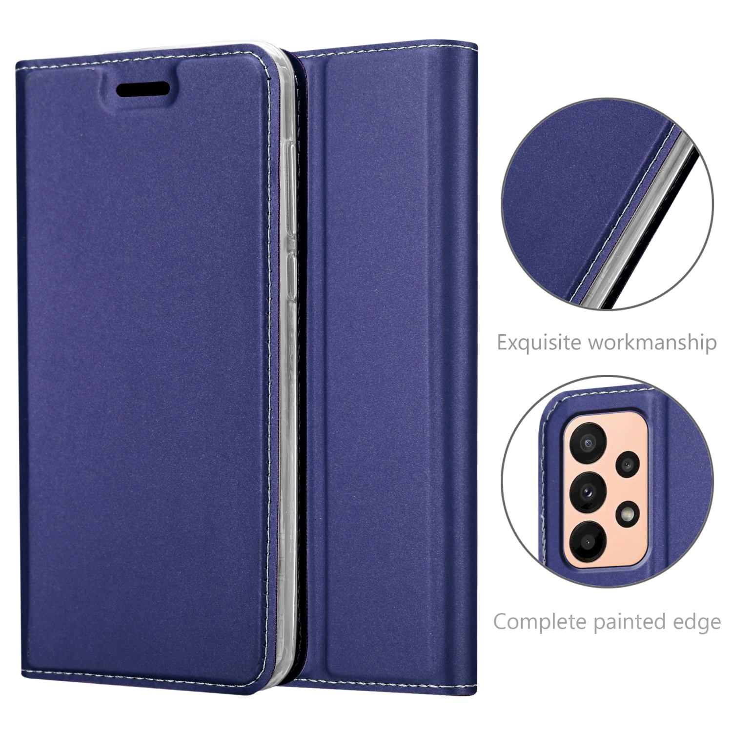 Custodia blu aperta con telefono all'interno. Testo: Esecuzione squisita, Bordo verniciato completo.