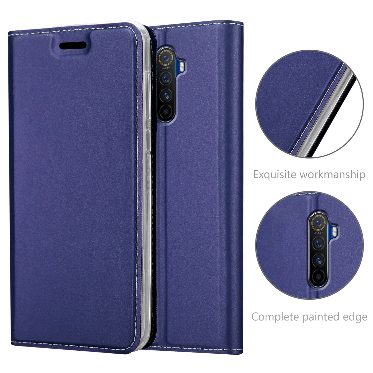 Custodia per telefono blu navy, aperta e chiusa, con cuciture bianche e un telefono all'interno. Dettagli.