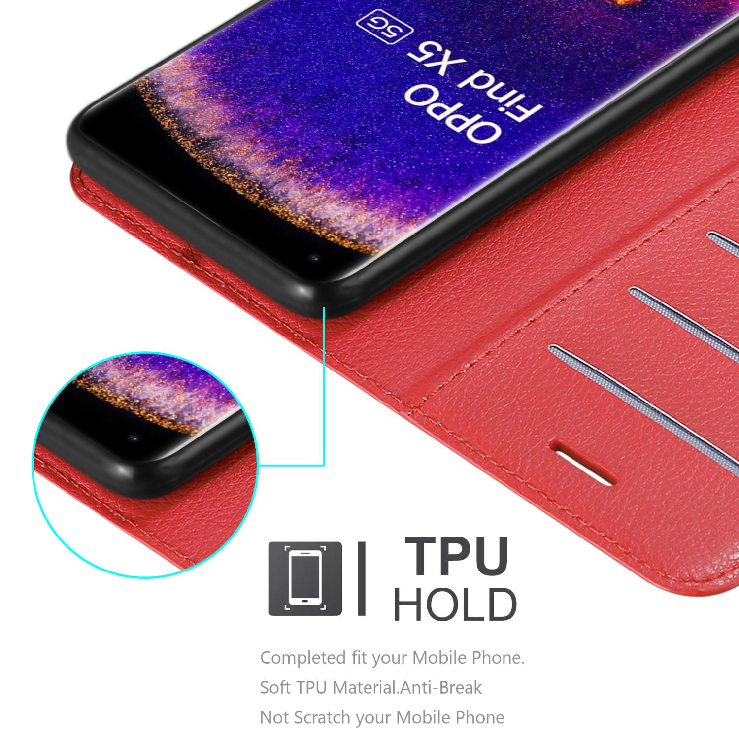 Una custodia rossa con un telefono all'interno. La custodia ha fessure per carte e il telefono ha il logo Oppo Find X5 5G.