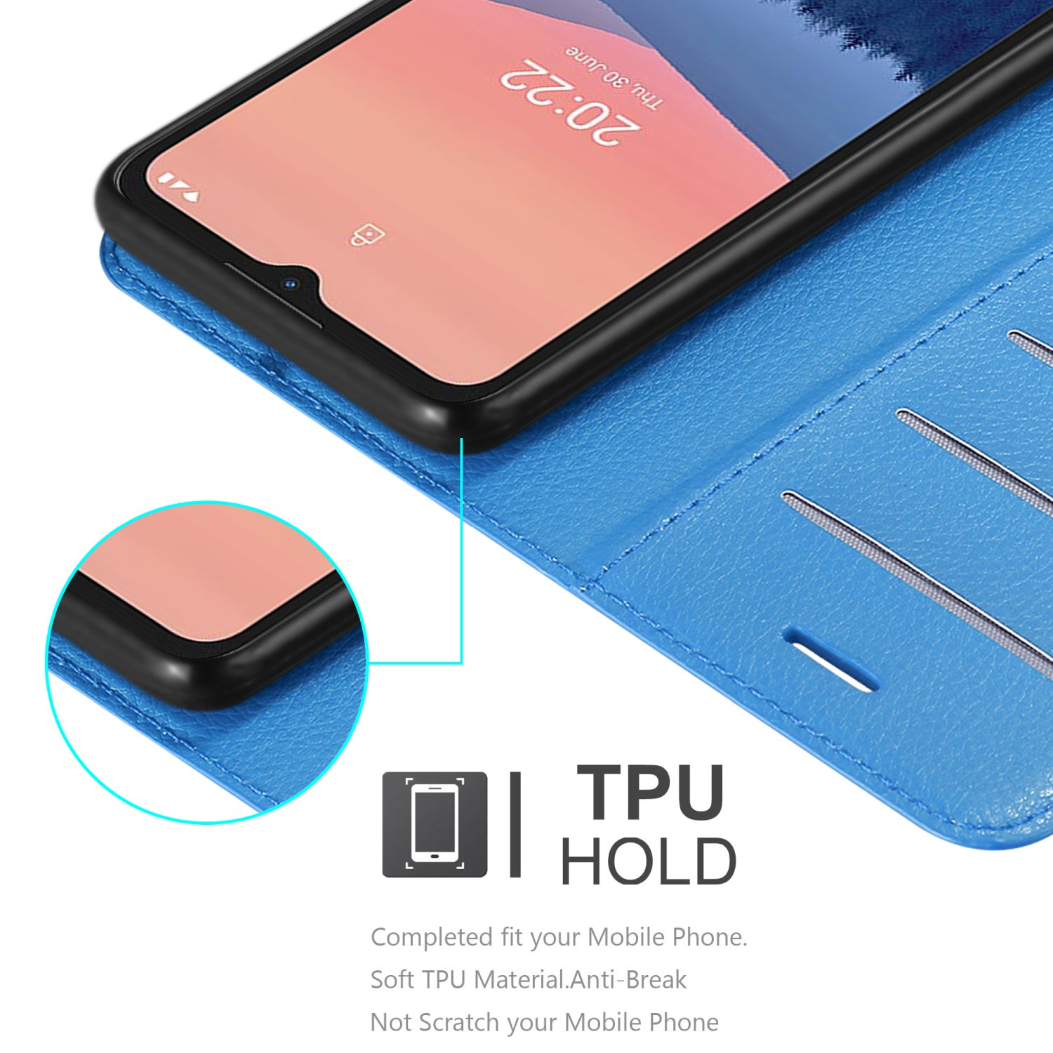 Custodia blu per telefono con telefono all'interno. Il telefono mostra l'ora. Lo sfondo è bianco.