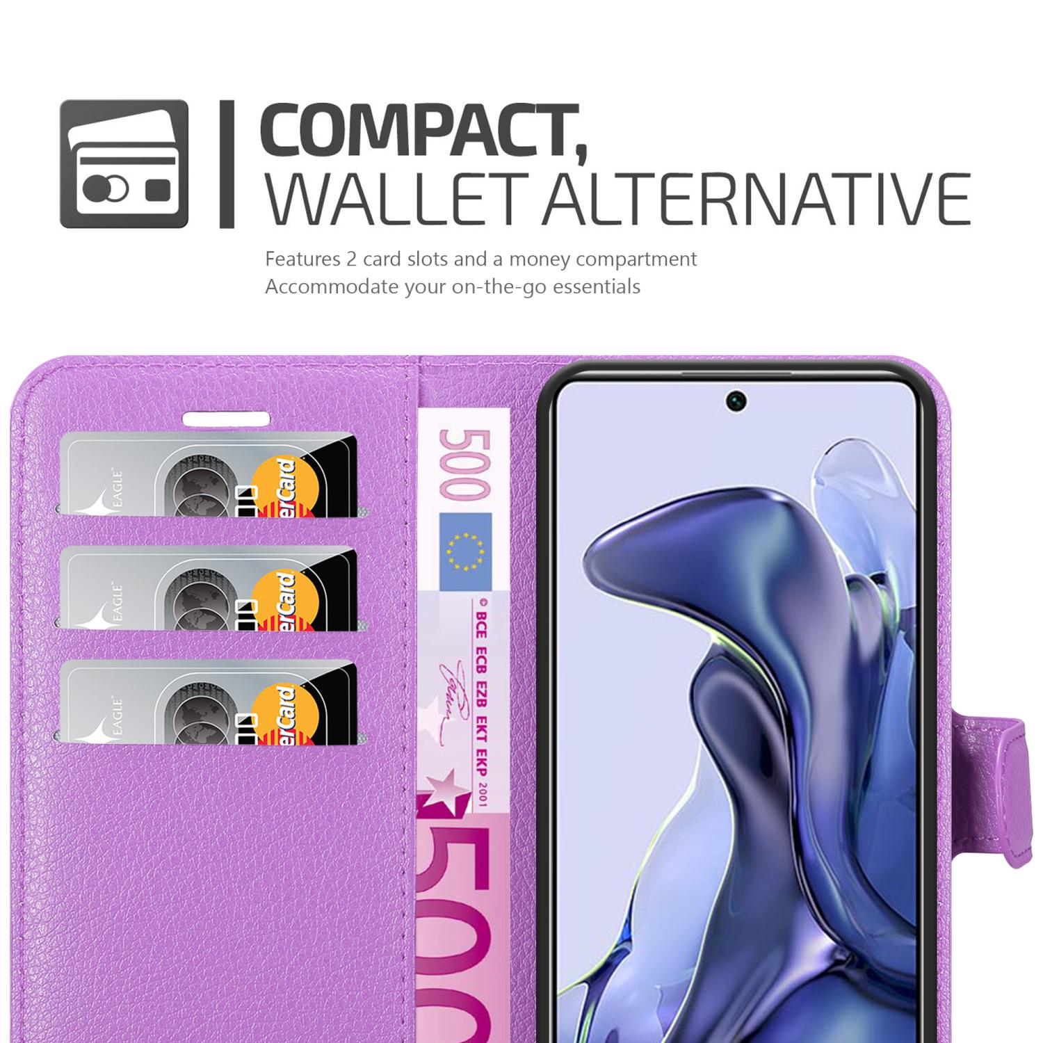 Custodia per telefono viola con slot per carte e una banconota da 500 euro. Lo schermo del telefono mostra un'immagine blu e viola.