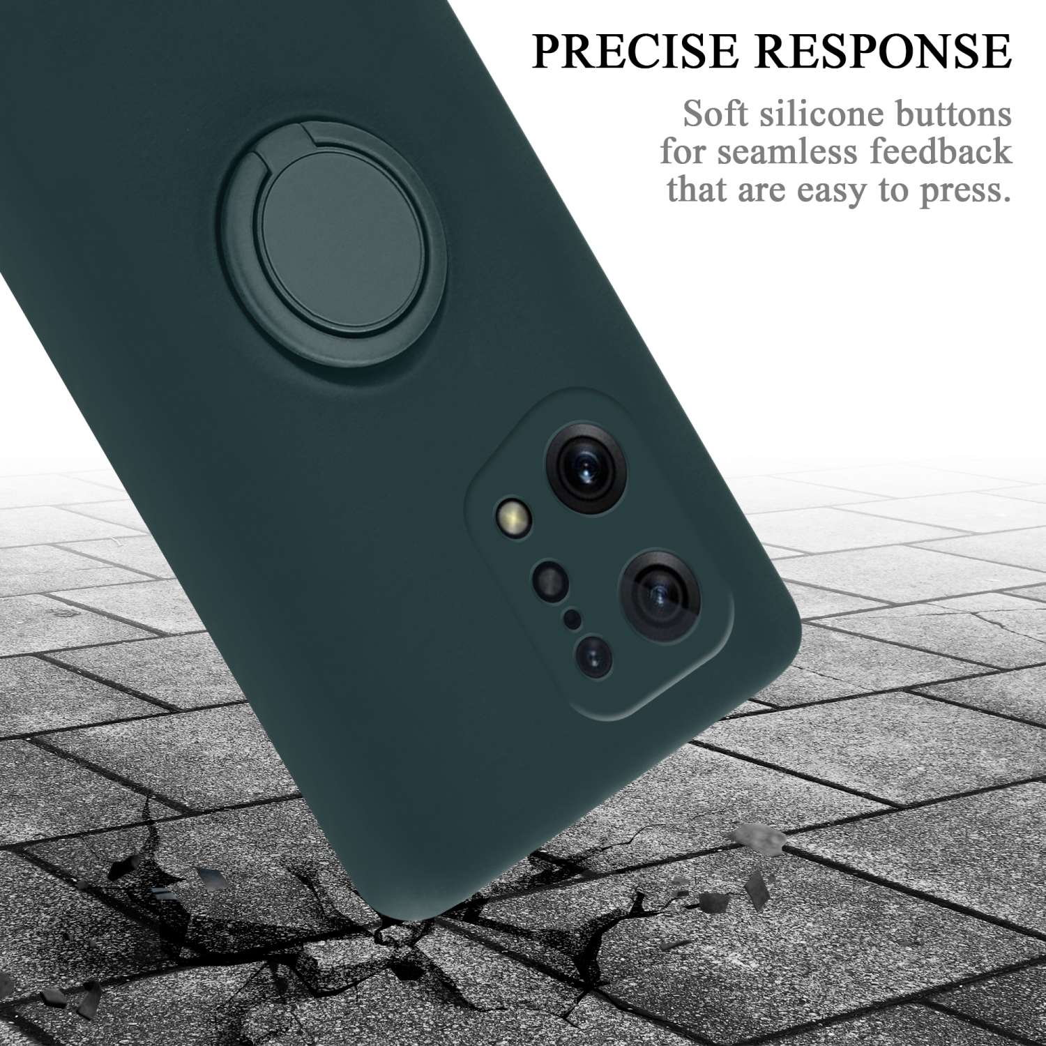 Una funda de teléfono verde oscuro con un anillo sobre una superficie de baldosas grises, con escombros dispersos.