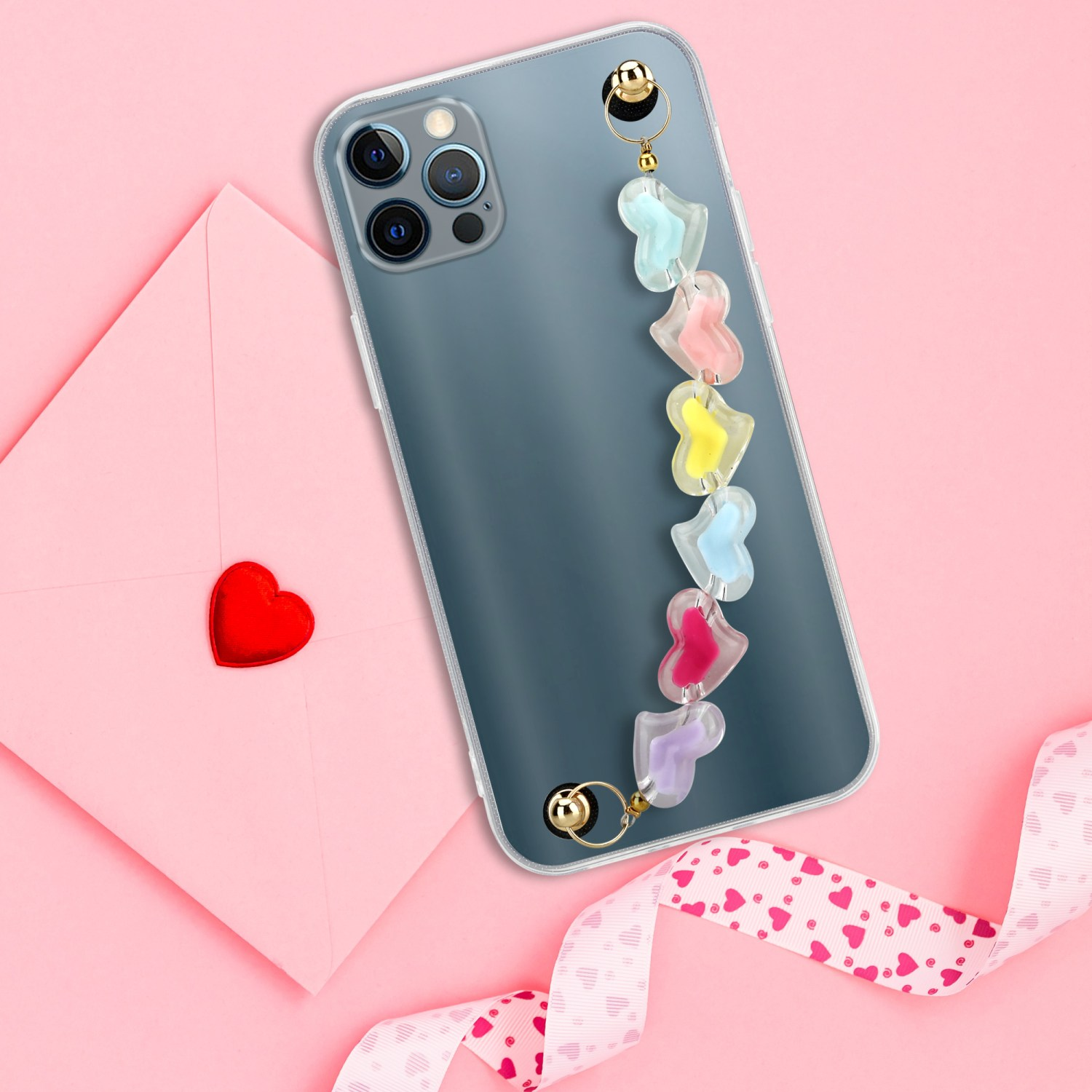 Eine Handyhülle mit Herzen, Telefon, rosa Umschlag und Band.