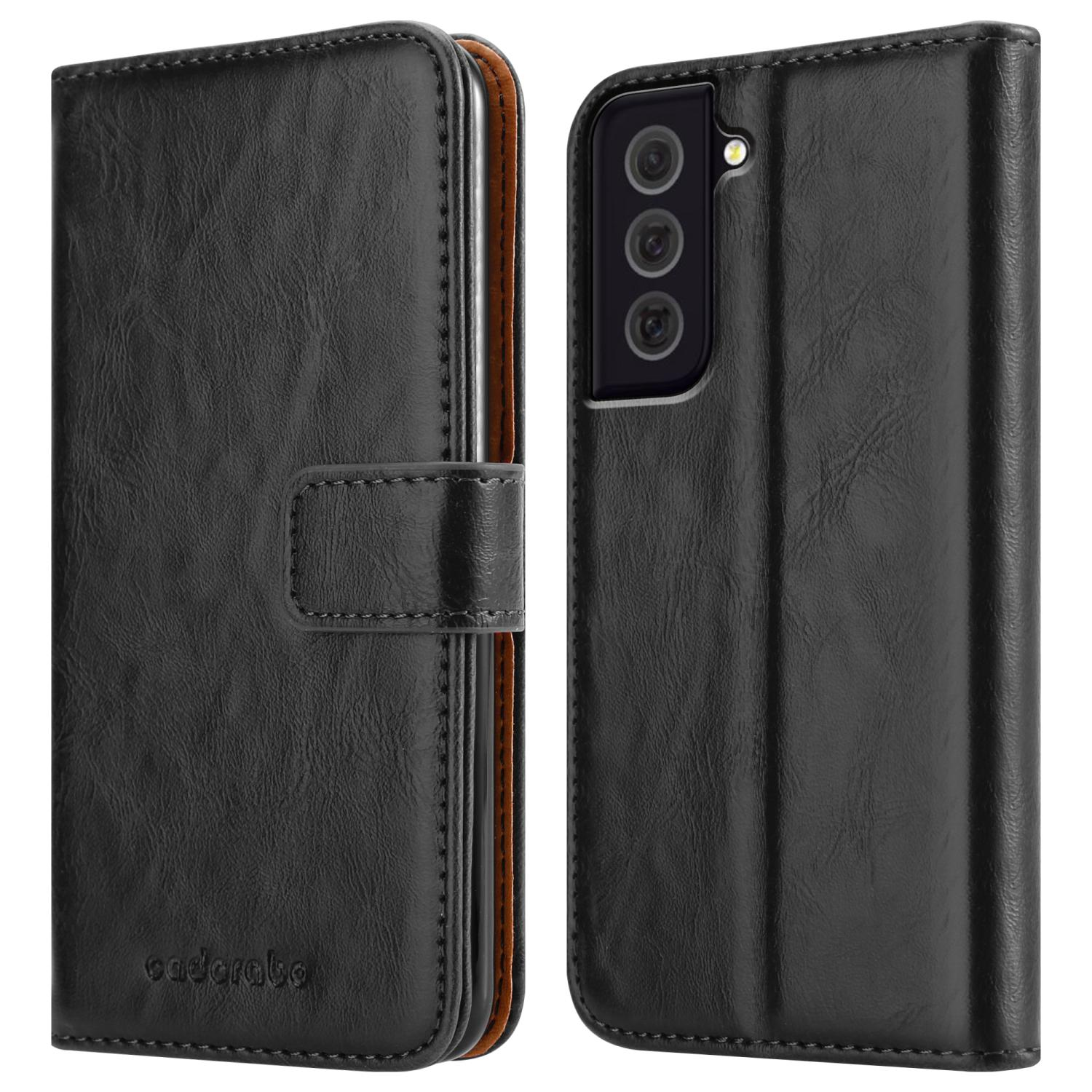 Custodia nera, chiusa, con il telefono visibile. Testo: Custodia con chiusura magnetica.