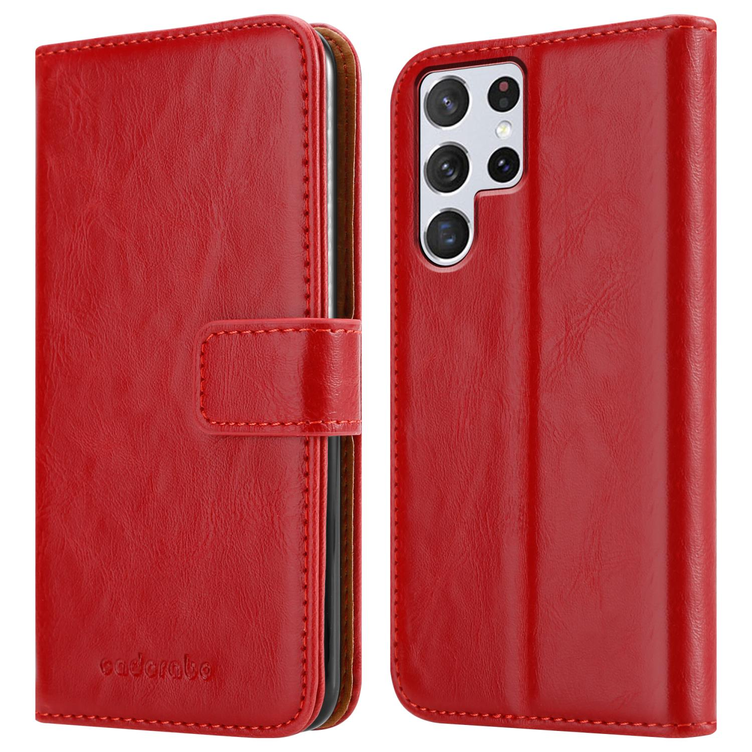 Custodia per telefono rossa, chiusa e aperta, che mostra il retro del telefono con fotocamere. La custodia ha una chiusura magnetica.