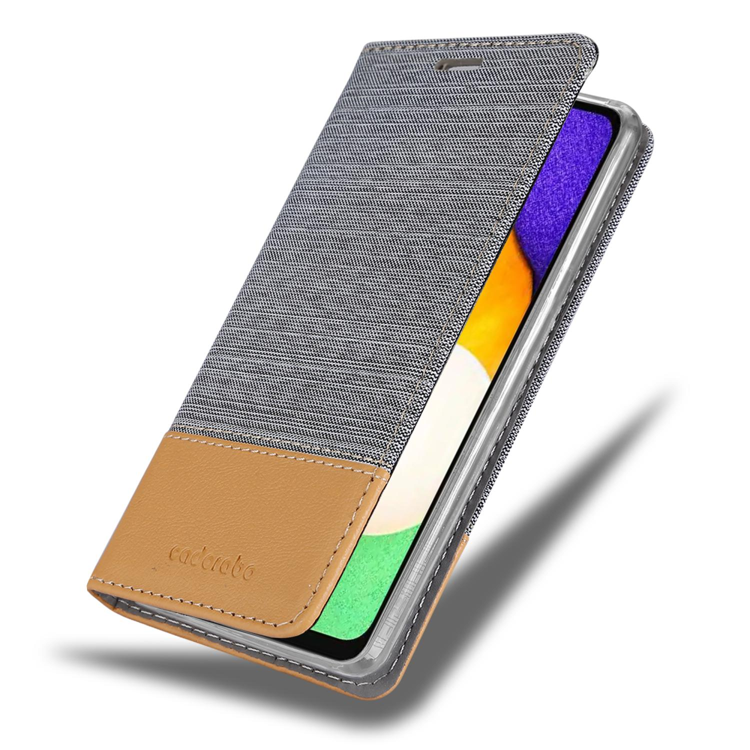 Custodia per telefono con un design grigio e marrone e un telefono all'interno, che mostra l'interno della custodia.