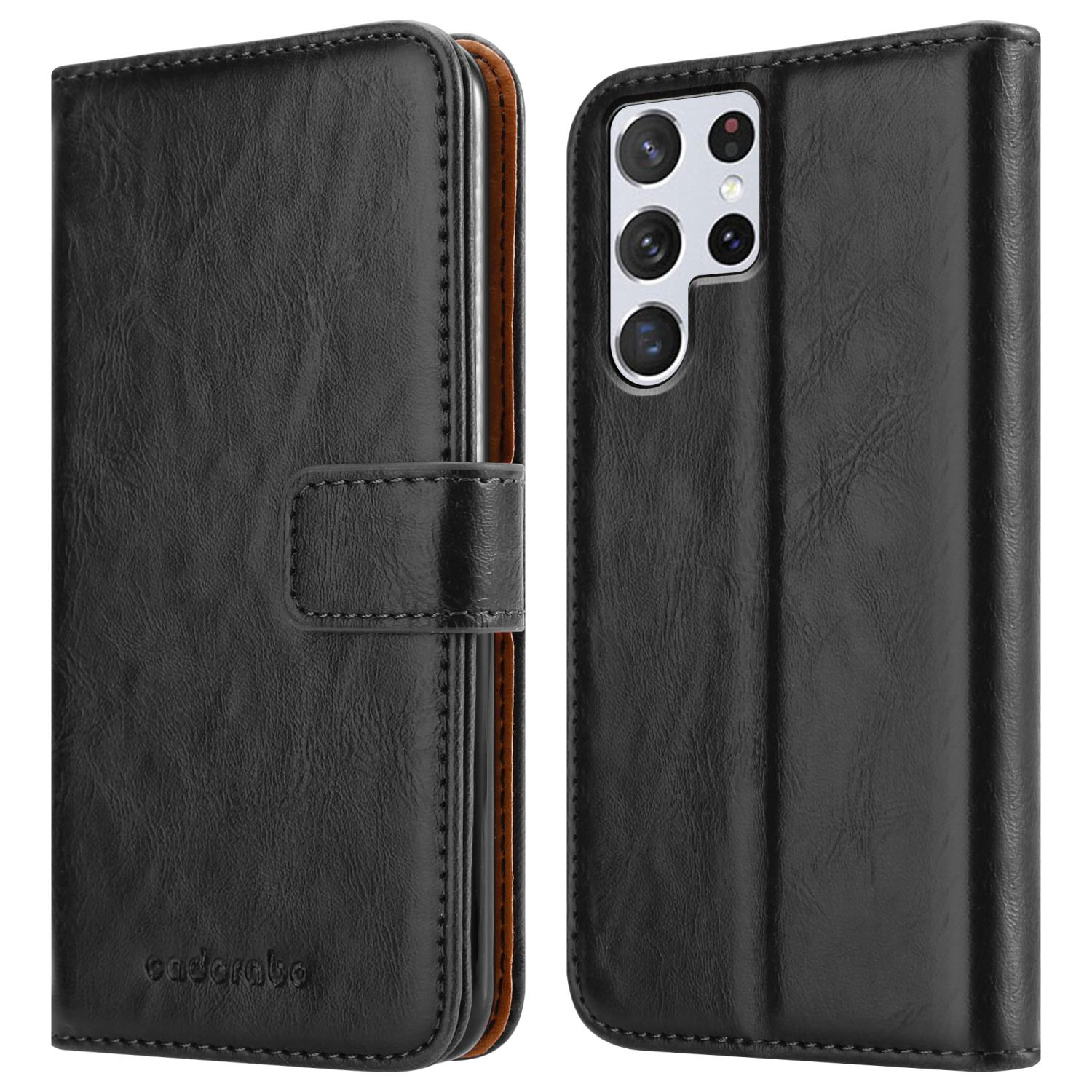 Eine schwarze Leder-Handyhülle, geöffnet. Die Hülle hat ein Kartenfach und einen Magnetverschluss. Das Telefon ist drin.