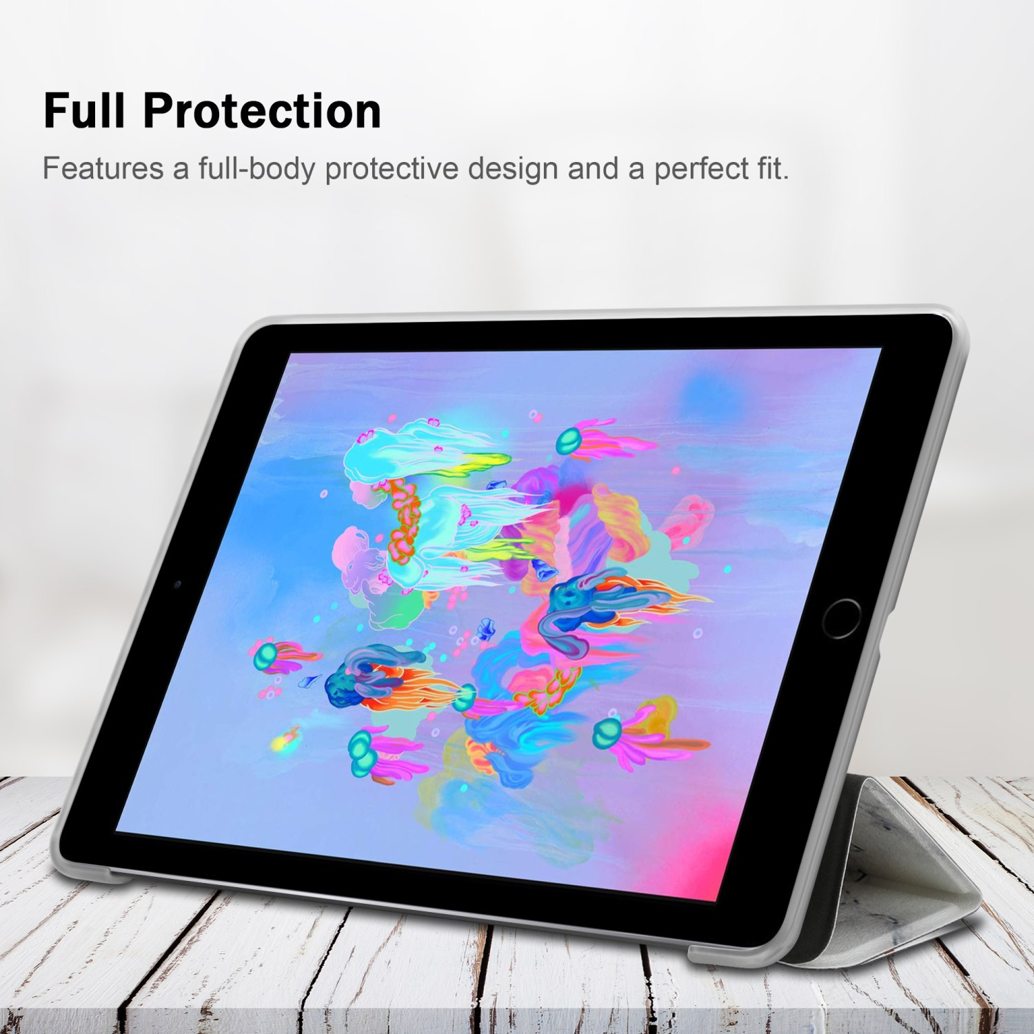 Tableta en una funda con diseño colorido. La tableta está sobre una mesa de madera.