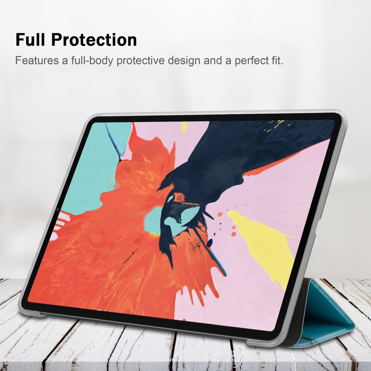Tablet in una custodia grigia, posizionato su un tavolo di legno. Lo sfondo mostra un'opera d'arte colorata.