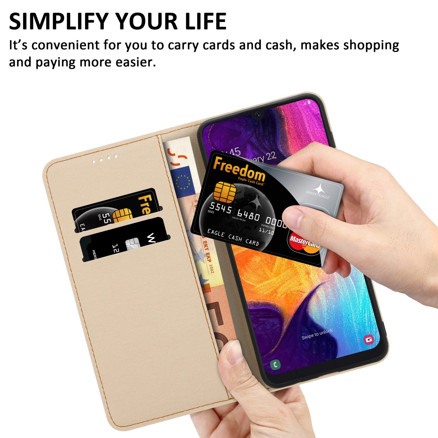 Una persona che tiene in mano un telefono con una carta di credito in una custodia a portafoglio. Sfondo beige.
