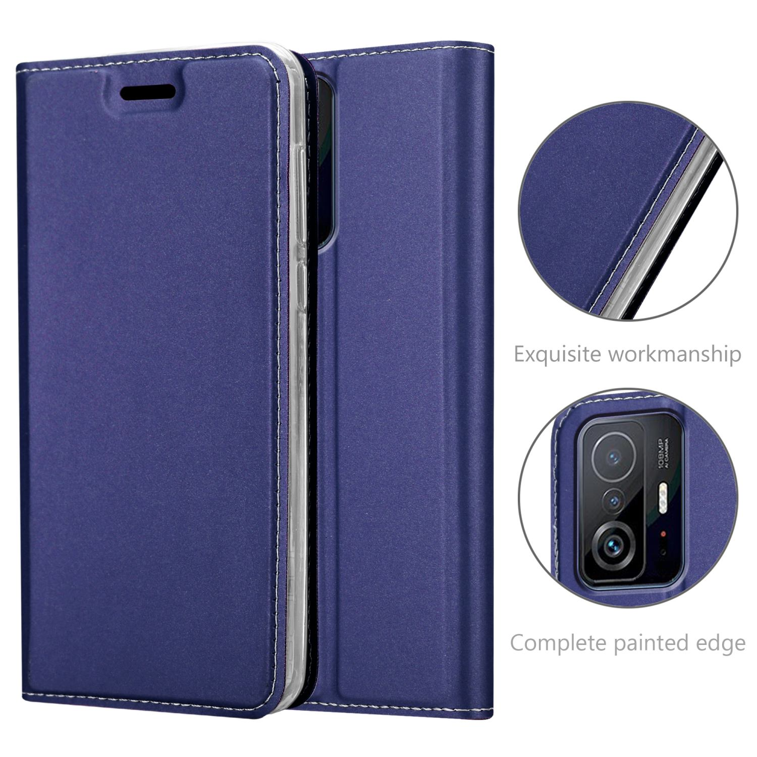 Una custodia per telefono blu aperta, telefono all'interno. Vengono mostrati i dettagli dell'artigianato e di una fotocamera.