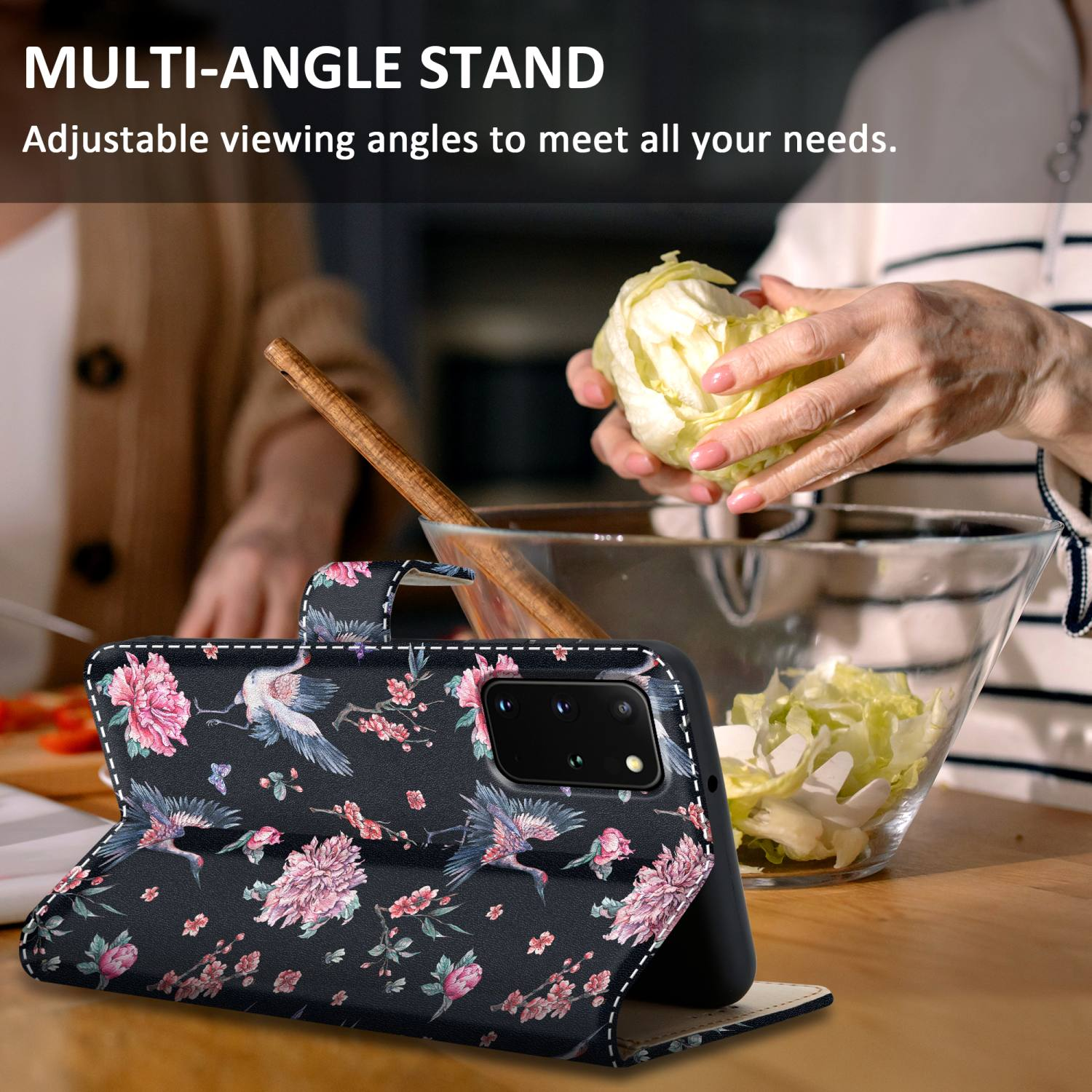 Custodia per telefono con design floreale sul tavolo. Donna sullo sfondo che prepara l'insalata.