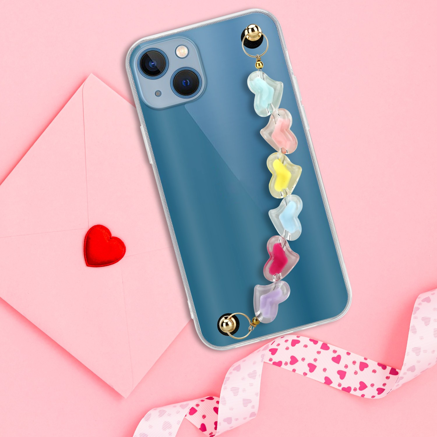 Telefon mit transparenter Hülle und herzförmigen Anhängern. Rosa Hintergrund.