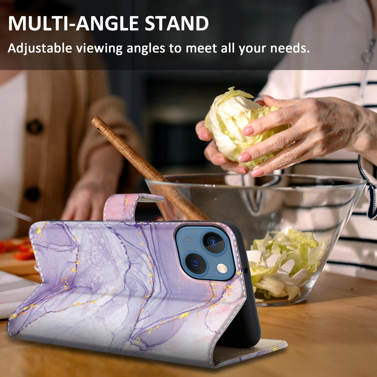 Ein Telefon in einer marmorierten Hülle ist auf einem Tisch geöffnet. Eine Person bereitet im Hintergrund Essen in einer Schüssel zu.