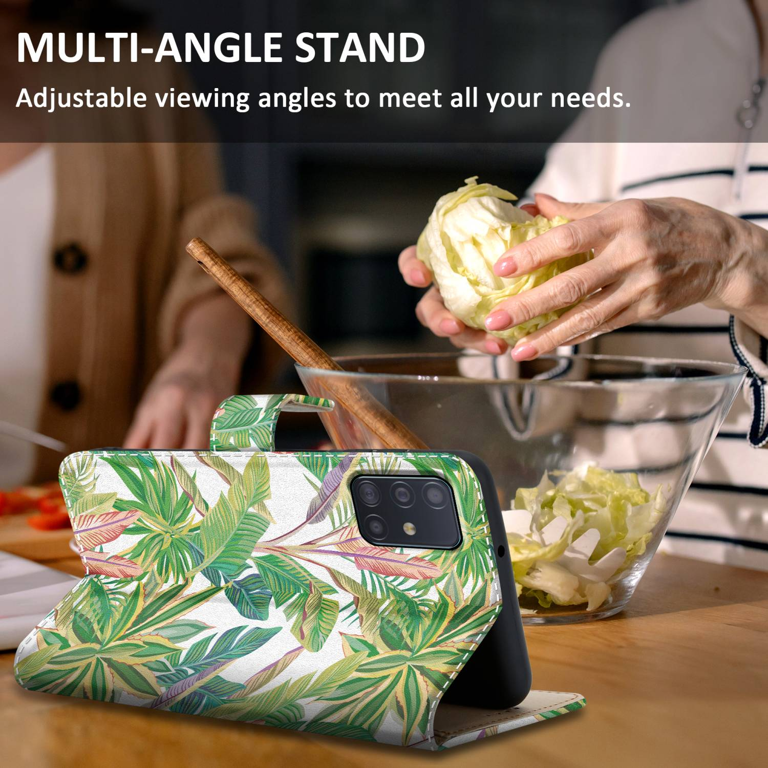 Un telefono è in una custodia con un design a foglie. Una donna sullo sfondo prepara il cibo.