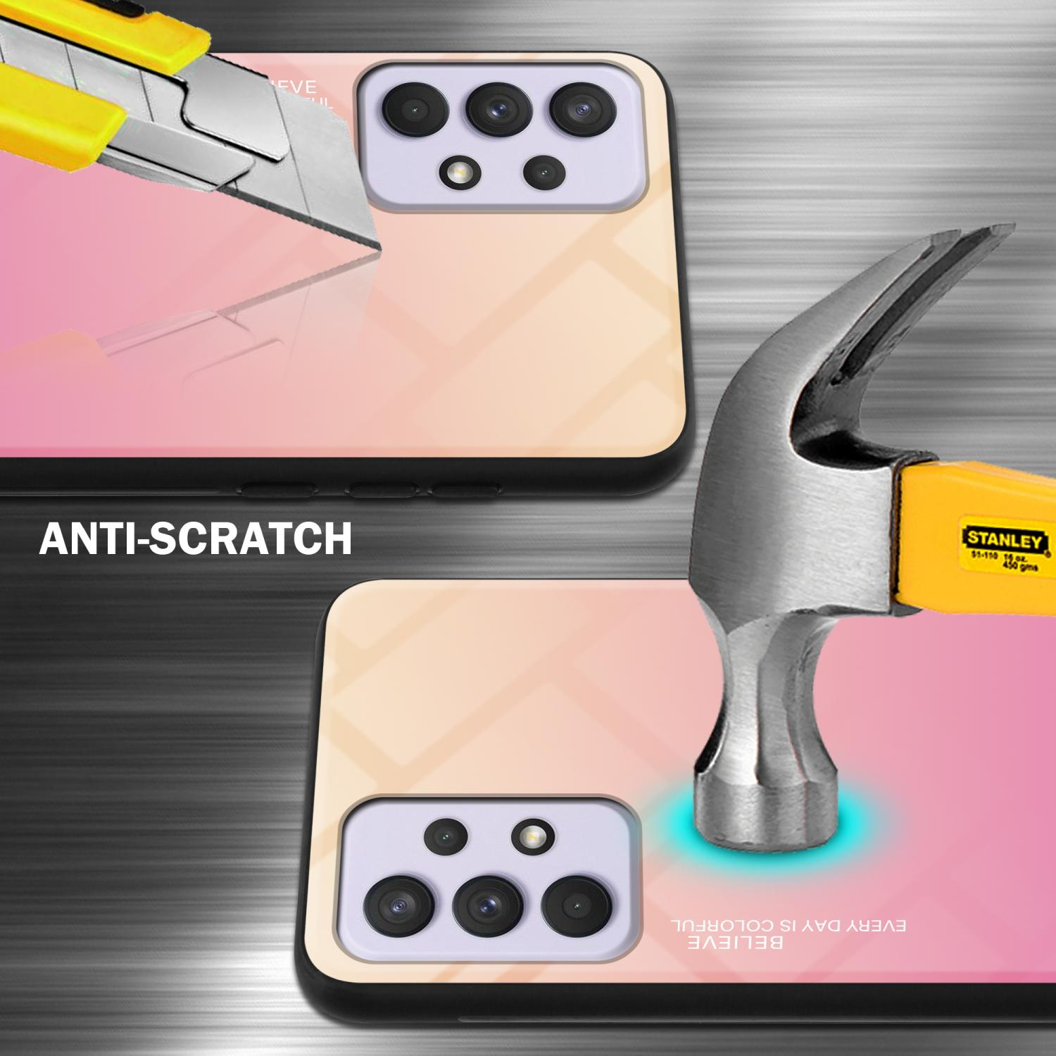 Eine Handyhülle wird mit einem Messer geschnitten und mit einem Hammer geschlagen. Das Telefon ist hinter der Hülle.