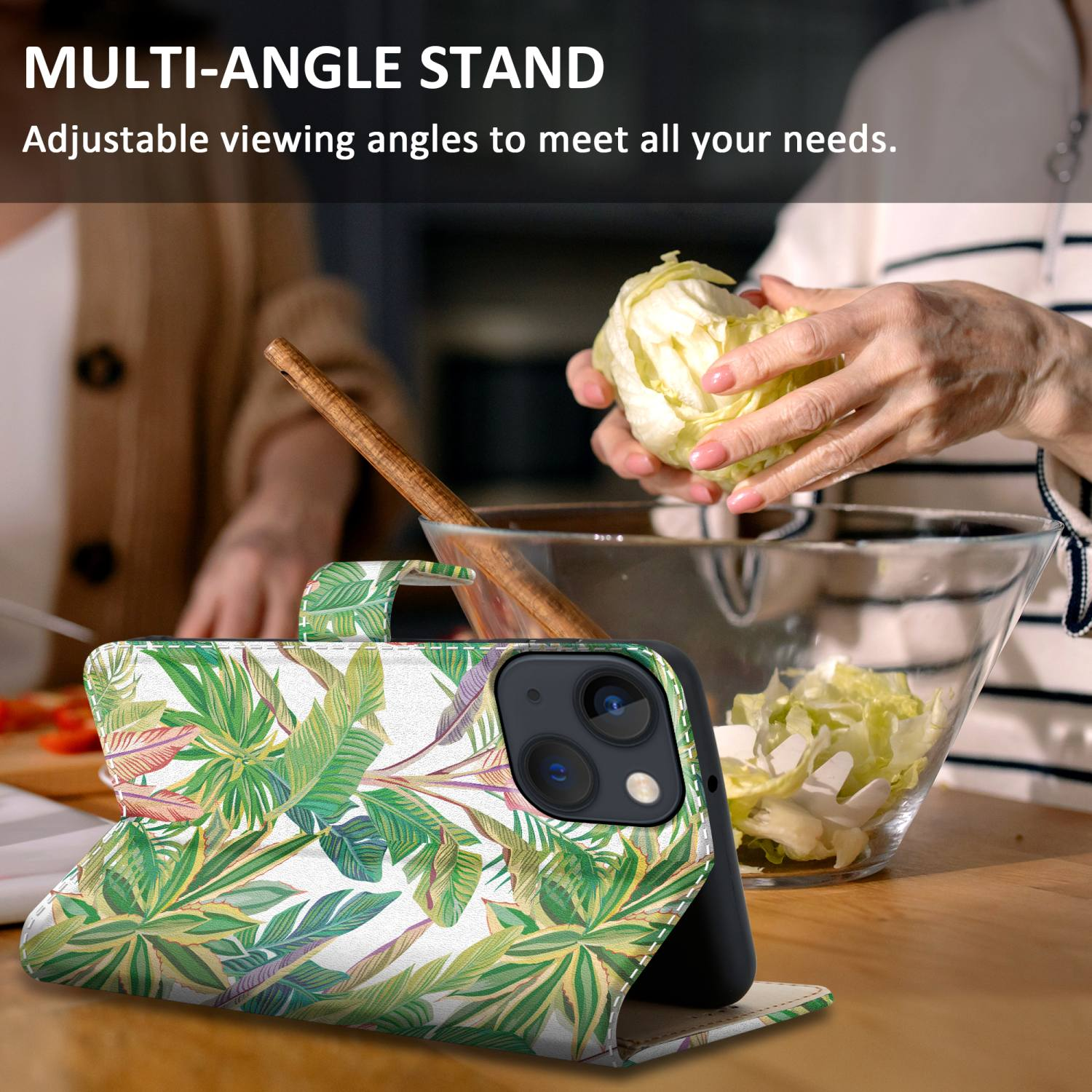 Un telefono è in una custodia con un design a foglie. Una donna sullo sfondo prepara il cibo.