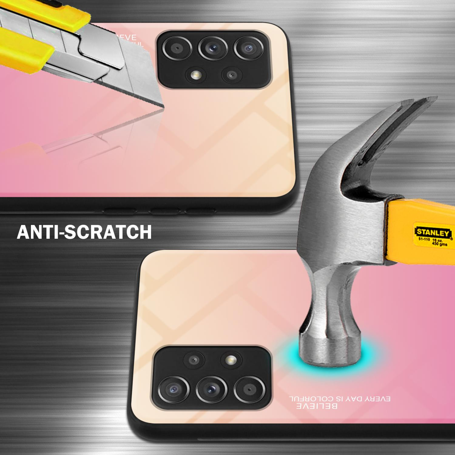 Custodie per telefono testate con un martello e un oggetto appuntito. Le custodie per telefono sono rosa e hanno un colore sfumato.