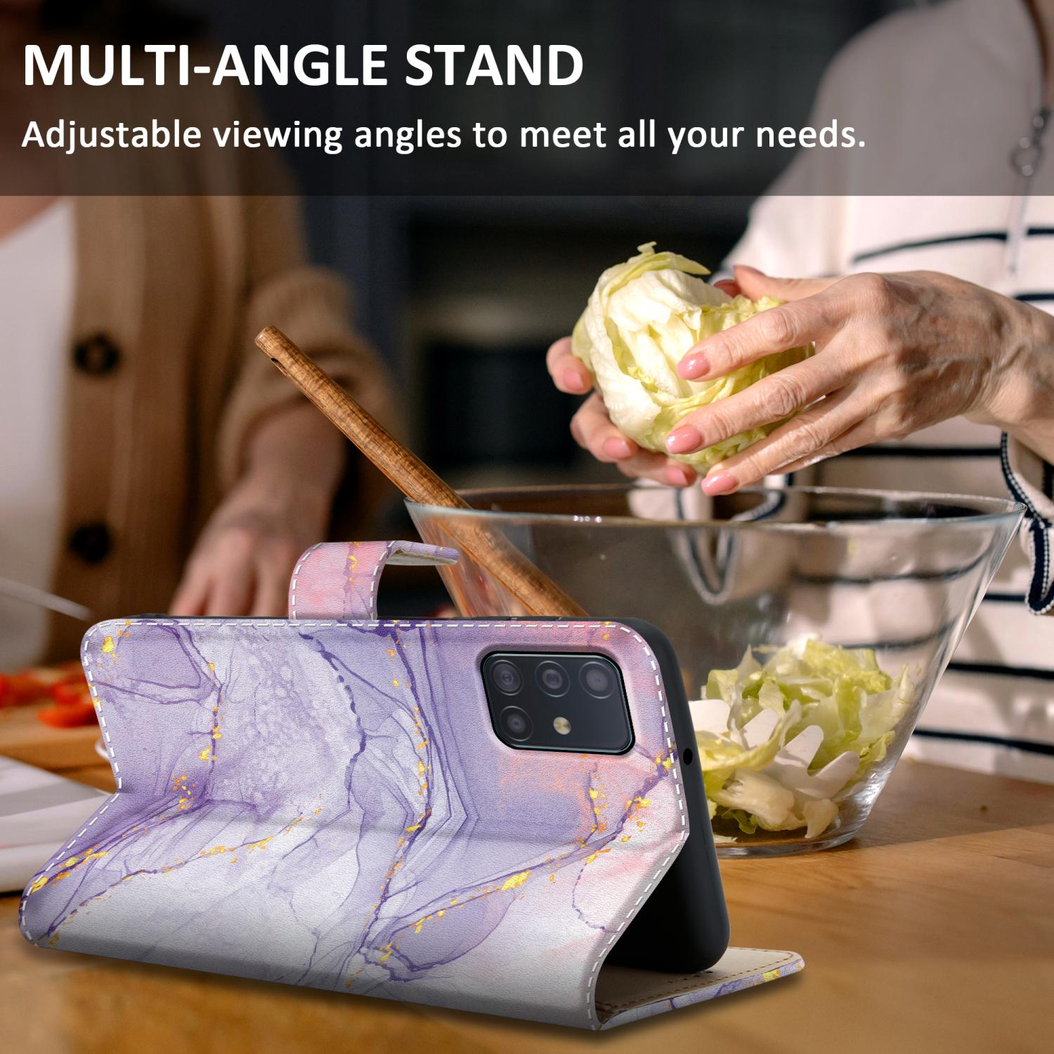 Una custodia per telefono con design marmorizzato, aperta per mostrare il telefono. Una persona sta preparando il cibo sullo sfondo.