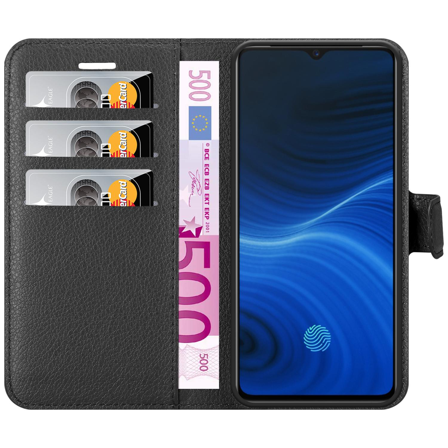 Una custodia per telefono è aperta, mostrando un telefono, carte e denaro. La custodia è nera.