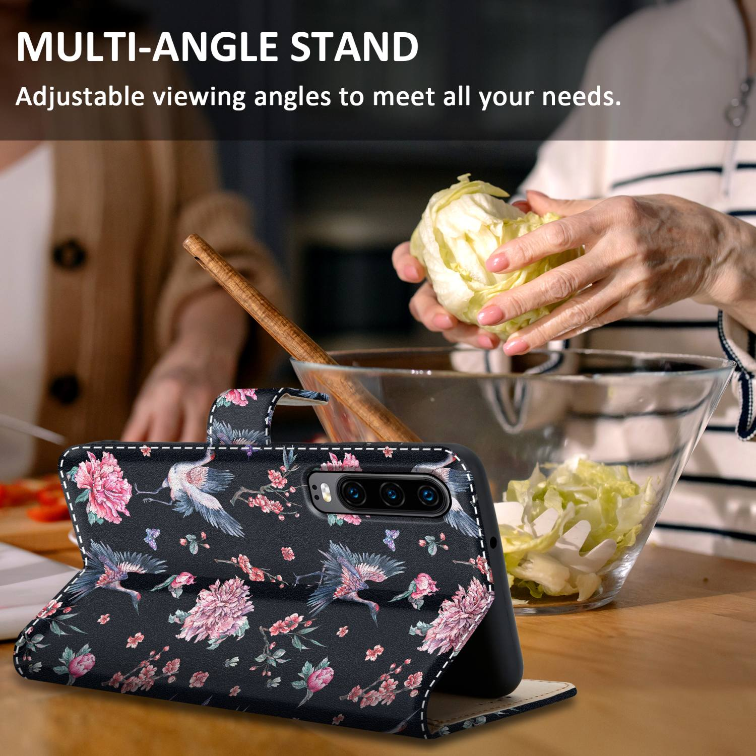 Donna in cucina che usa una custodia floreale. Supporto multi-angolo. Custodia nera con design floreale.