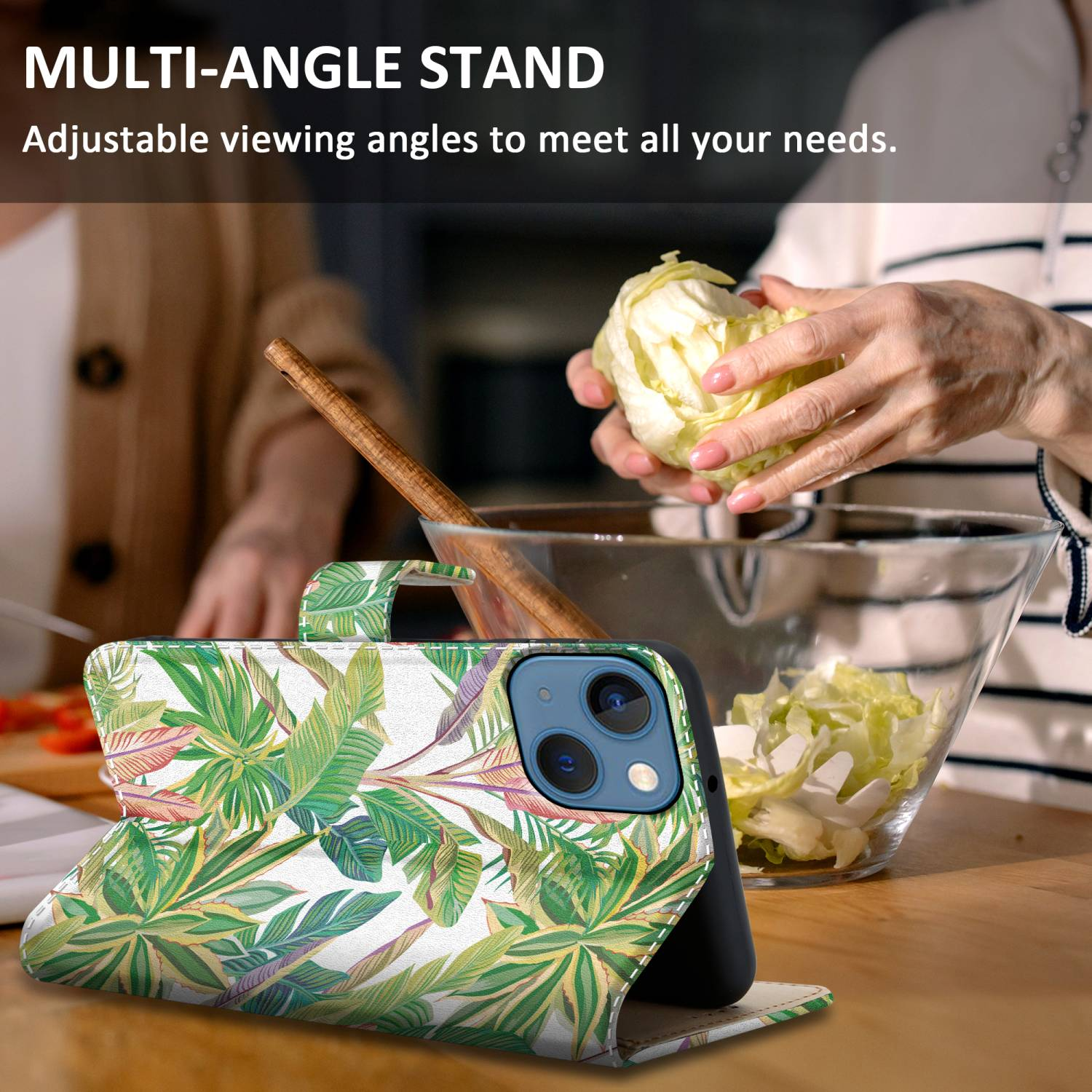 Eine Handyhülle mit floralem Design ist geöffnet. Eine Person bereitet im Hintergrund einen Salat zu.