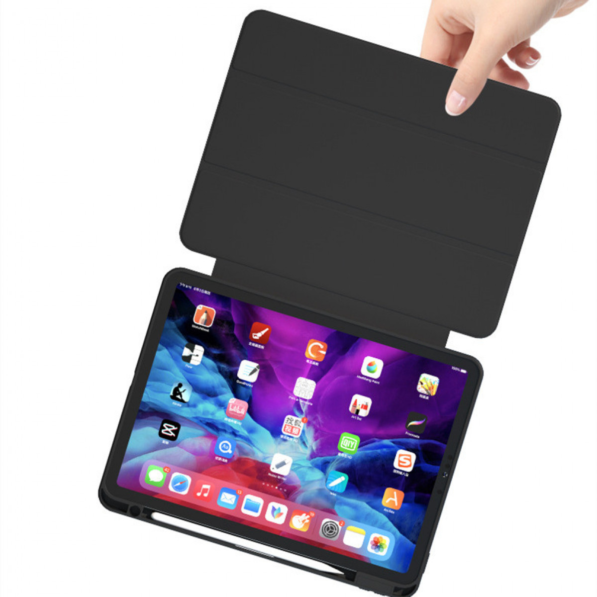 Schwarze Tablet-Hülle mit Tablet darin, eine Hand schließt die Hülle über dem Bildschirm.