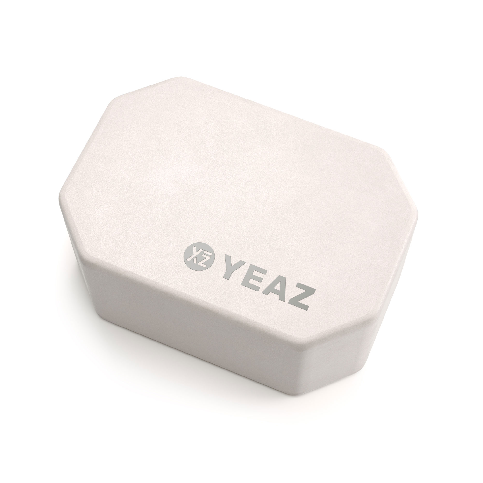 Eine weiße, sechseckige Box mit dem grauen Text "YZ YEAZ" darauf. Die Box liegt auf weißem Untergrund.