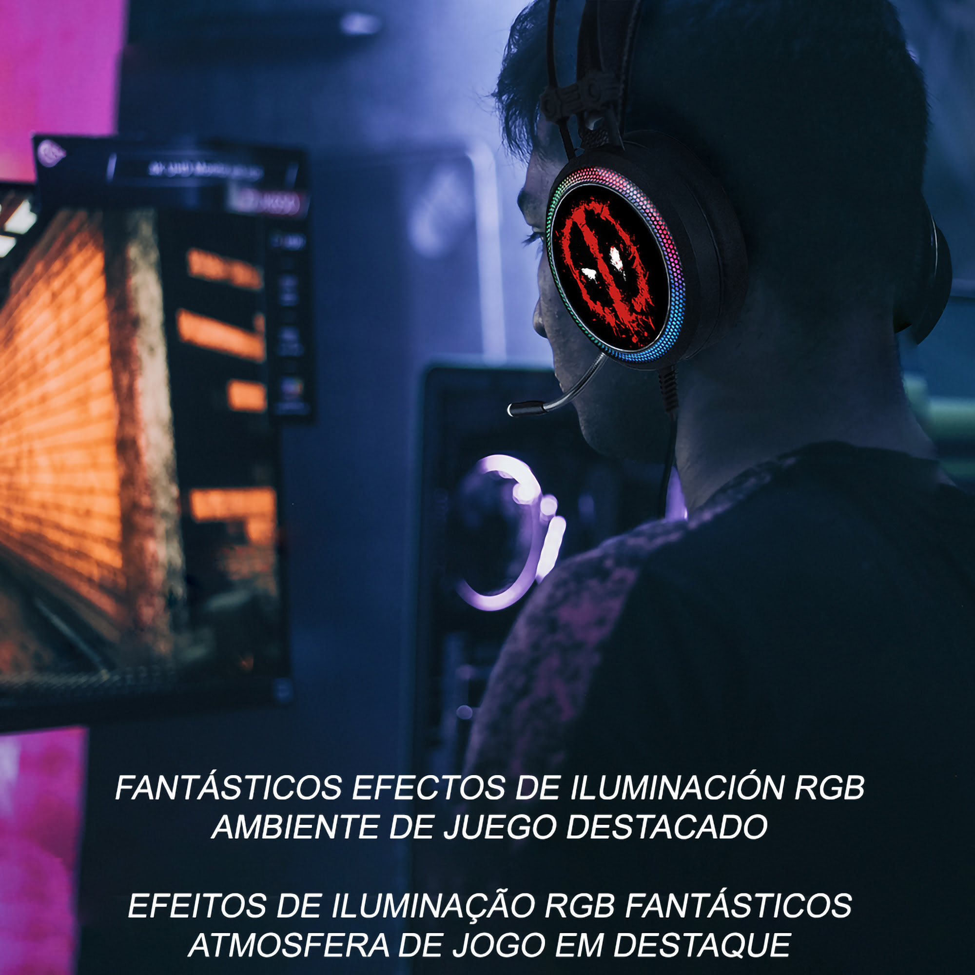 Osoba nosząca zestaw słuchawkowy do gier z podświetleniem RGB, grająca na komputerze.