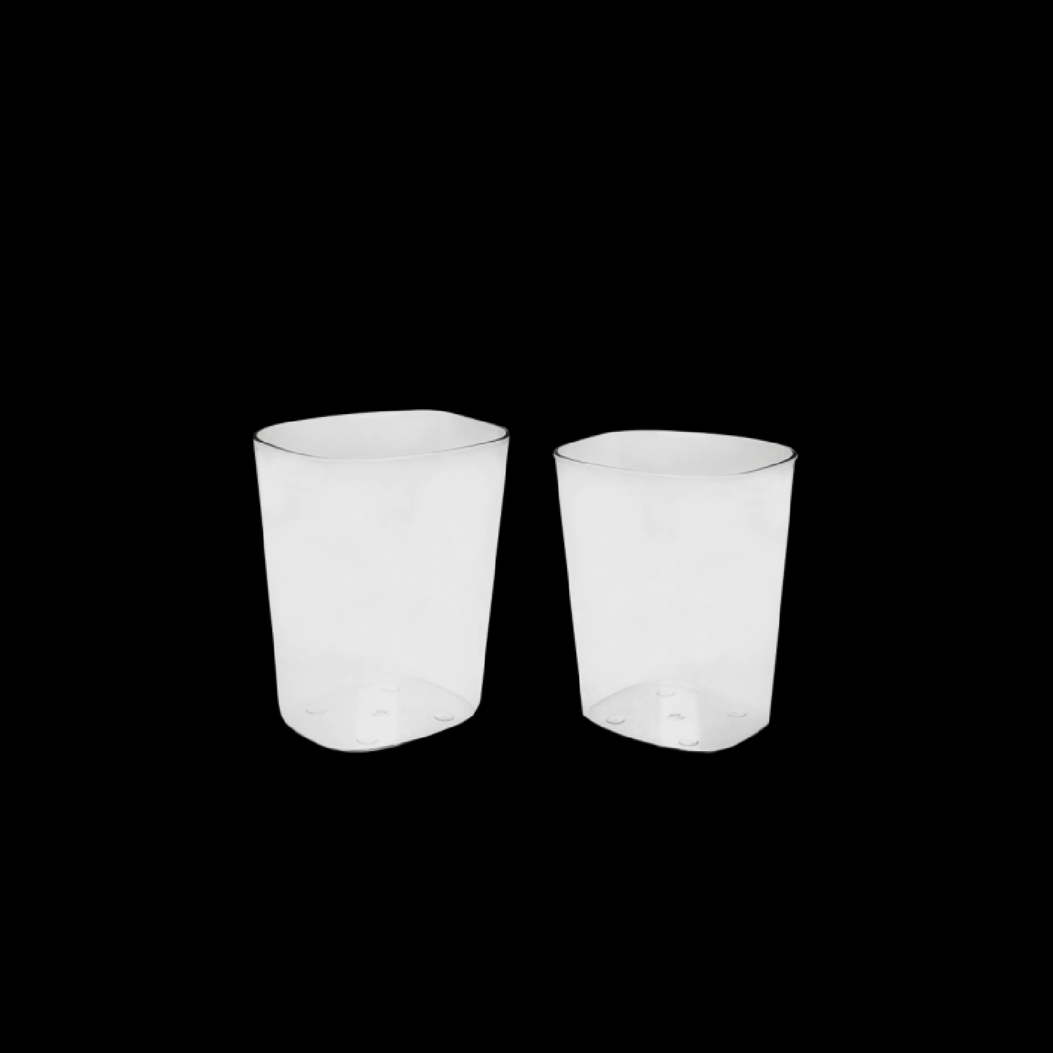Dos vasos de plástico transparentes sobre un fondo negro.