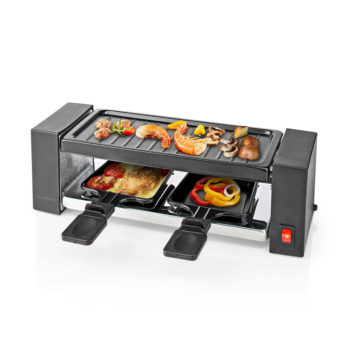 Una piccola griglia per raclette con cibo cotto sopra e nei vassoi sottostanti.