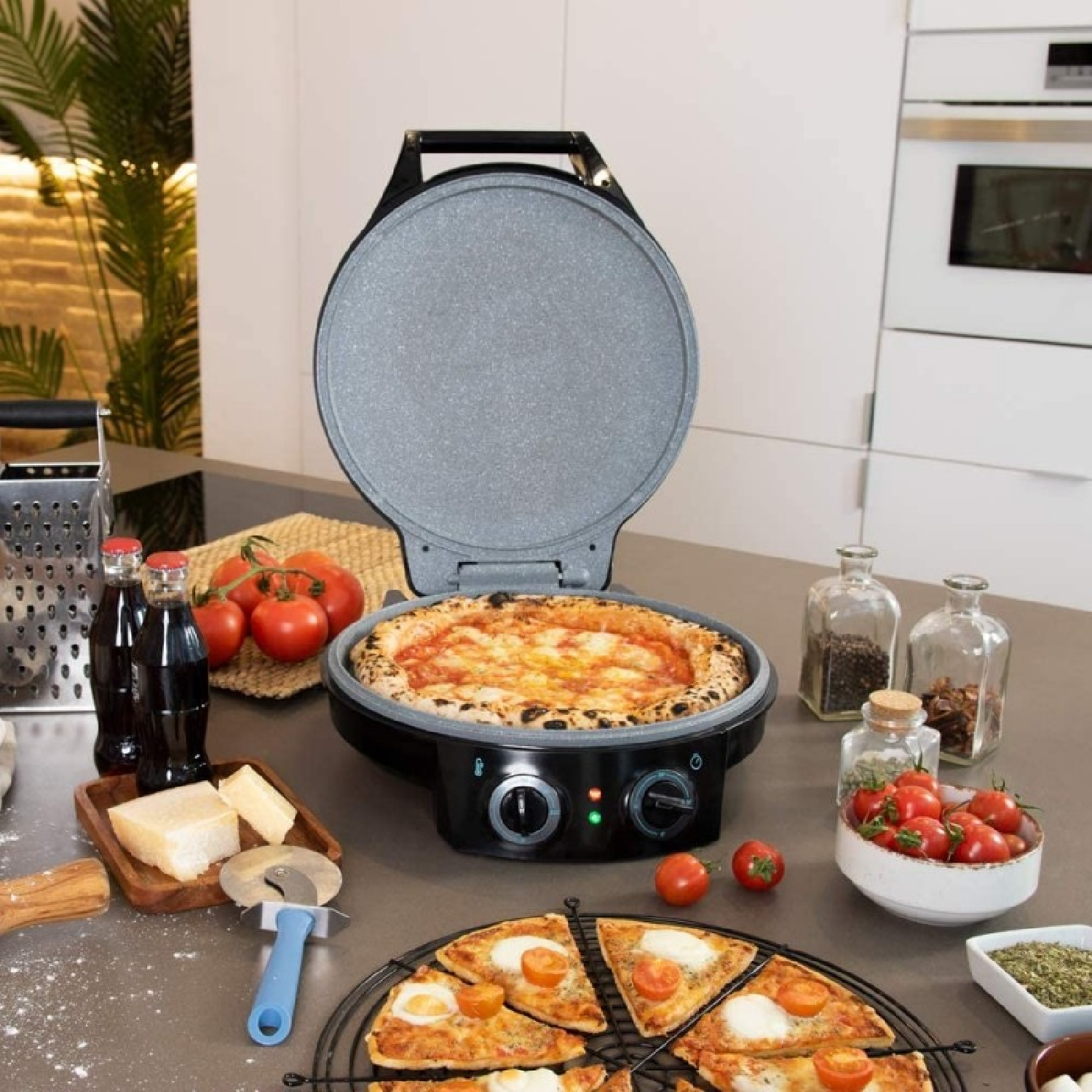Pizza in un forno per pizza. Pomodori, formaggio e altri ingredienti per pizza sul bancone.