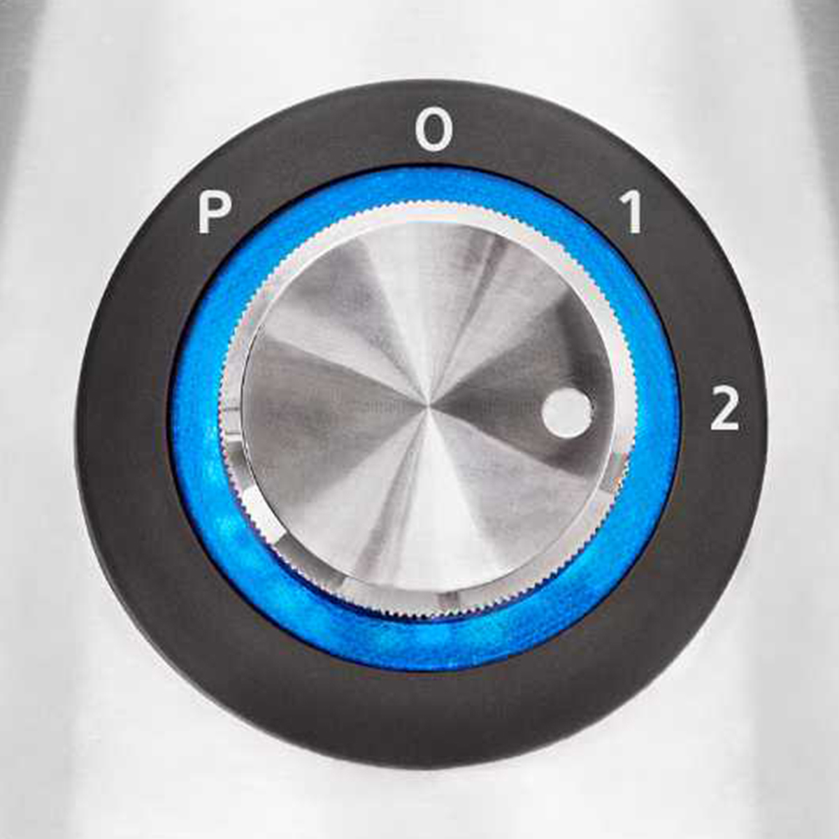 Zbliżenie pokrętła piekarnika z cyframi i niebieską obwódką.