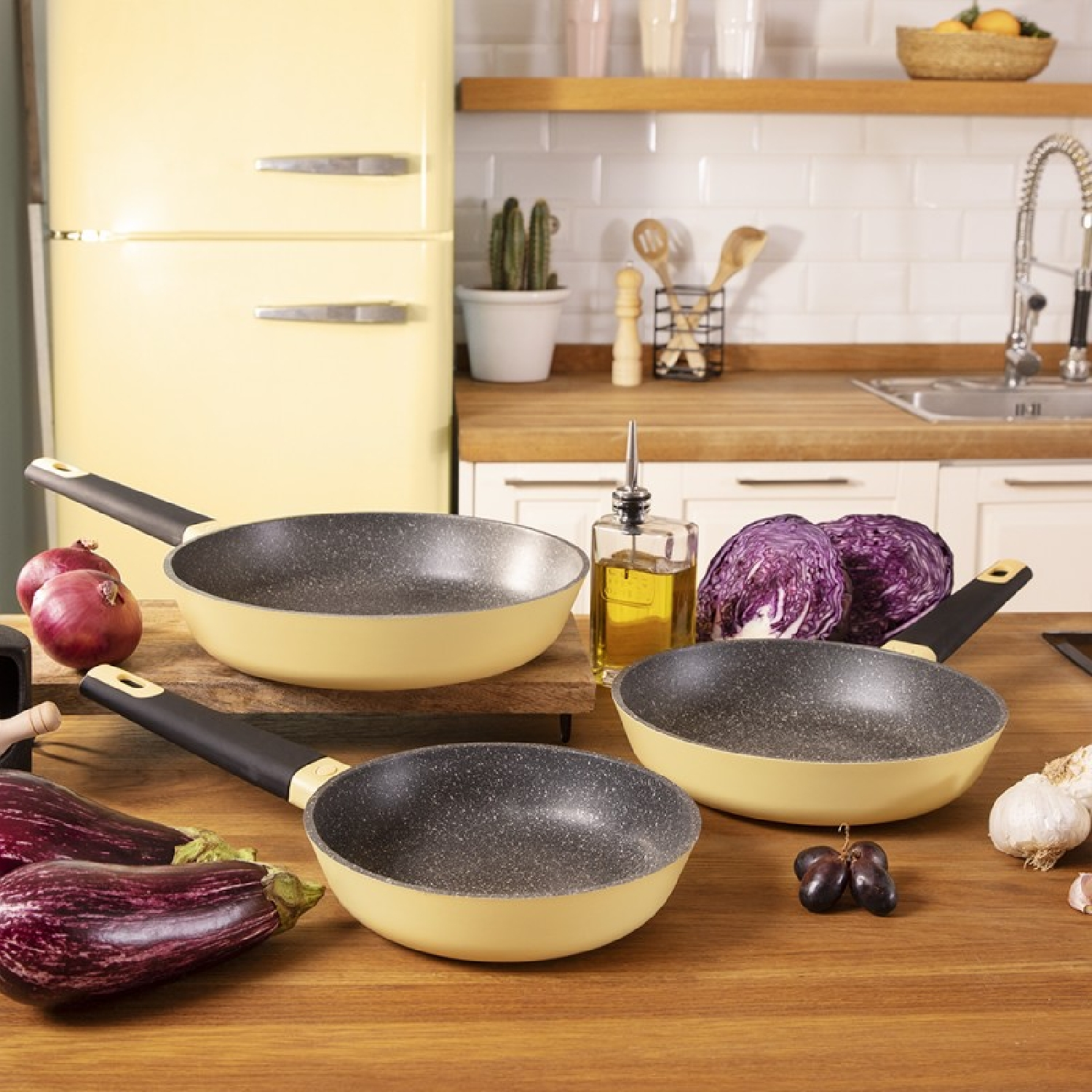 Pannen met ingrediënten op een houten tafel voor een keuken.